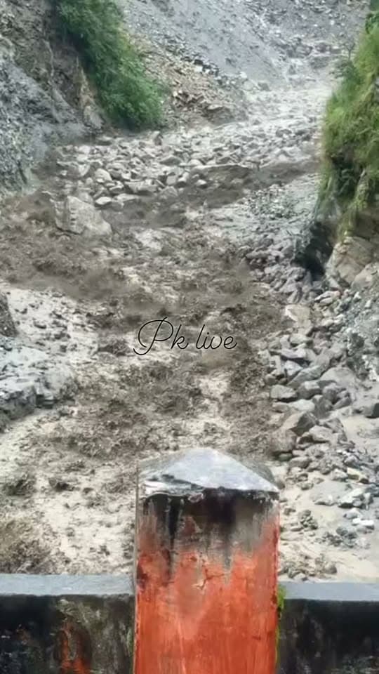 उत्तरकाशी जिले के भटवाड़ी तहसील के पापड़गाड़ में दोपहर करीब 12:16 बजे पानी बढ़ने की सूचना पर प्रशासन अलर्ट हो गया। यूजेवीएनएल मनेरी, जोशियाड़ा व धरासू को अलर्ट मोड पर रखा गया है। तहसीलदार, एसडीआरएफ, पुलिस व राजस्व टीम मौके पर निगरानी कर रही है। फिलहाल पापड़गाड़ में स्थिति सामान्य है।