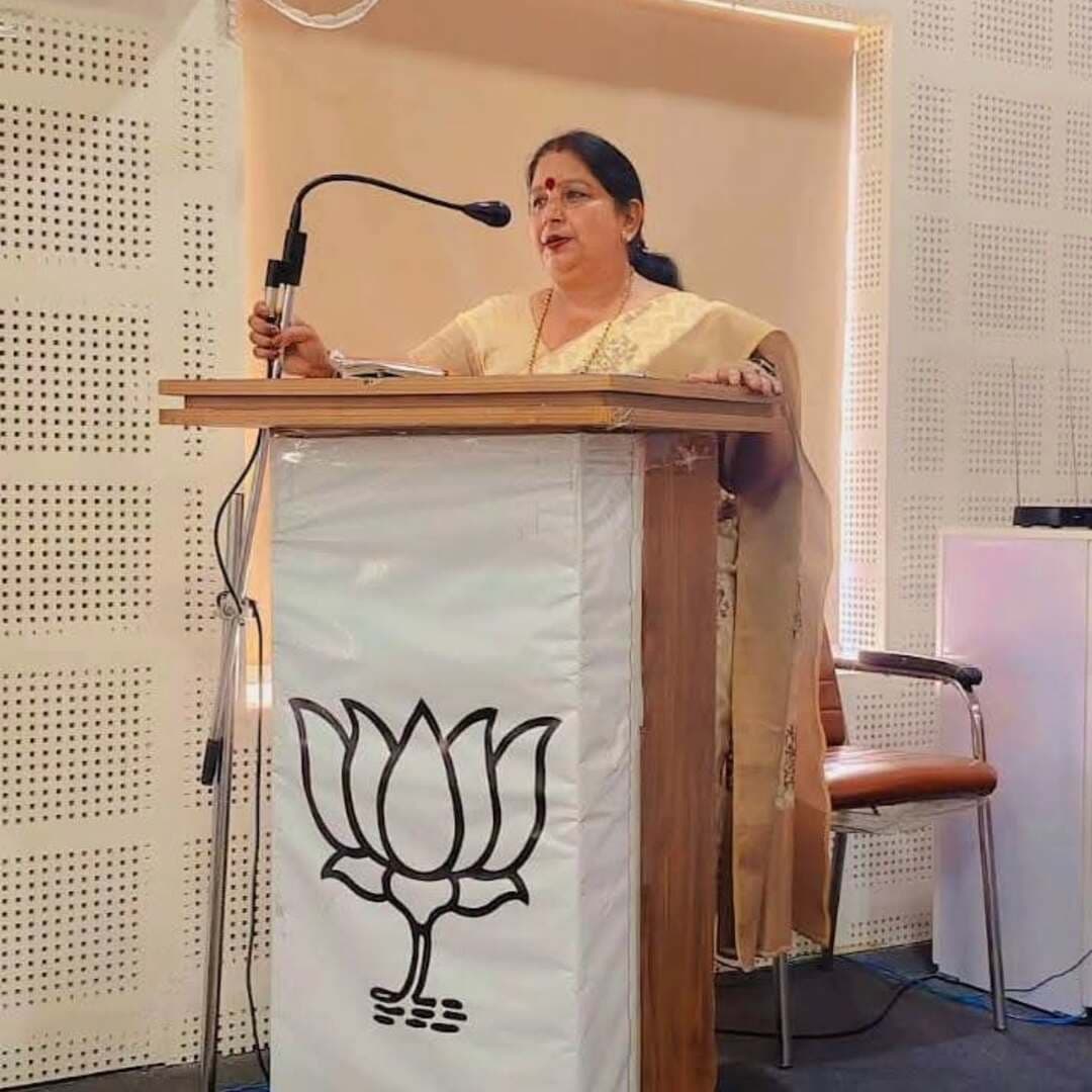 सेवा संकल्प अभियान’ में सक्रिय भागीदारी का आह्वान, कार्यकर्ताओं में भरा जोश
महापौर बोलीं—प्रधानमंत्री मोदी के 25 वर्ष का सार्वजनिक जीवन राष्ट्रसेवा, समर्पण और सुशासन की प्रेरणादायी यात्रा
जिलाध्यक्ष प्रवीण लाठर ने कहा—‘सेवा ही संगठन’ की भावना से समाज के अंतिम व्यक्ति तक पहुंचें कार्यकर्ता
करनाल। प्रधानमंत्री नरेन्द्र मोदी के सार्वजनिक जीवन के 25 वर्ष पूर्ण होने के ऐतिहासिक एवं गौरवपूर्ण अवसर पर भाजपा द्वारा आयोजित ‘सेवा संकल्प अभियान’ के तहत मंगलवार को भाजपा कार्यालय ‘कर्ण कमल’ में महत्वपूर्ण बैठक आयोजित की गई। बैठक में महापौर रेणु बाला गुप्ता ने विशेष सहभागिता करते हुए कार्यकर्ताओं का उत्साहवर्धन किया। उन्होंने प्रधानमंत्री नरेन्द्र मोदी के 25 वर्षों के सार्वजनिक जीवन को राष्ट्रसेवा, जनसेवा और संगठन के प्रति समर्पण की प्रेरणादायी यात्रा बताया।
इस अवसर पर कार्यकर्ताओं को संबोधित करते हुए महापौर रेणु बाला गुप्ता ने कहा कि प्रधानमंत्री नरेन्द्र मोदी के सार्वजनिक जीवन के 25 वर्ष देश के लिए समर्पण, सेवा और राष्ट्रहित को सर्वोच्च प्राथमिकता देने की ऐसी यात्रा है, जिससे प्रत्येक कार्यकर्ता प्रेरणा ले सकता है। उन्होंने कहा कि इन वर्षों में प्रधानमंत्री ने अपने राजनीतिक जीवन को केवल सत्ता और पद तक सीमित नहीं रखा, बल्कि देश के विकास, गरीबों के कल्याण, अंतिम पंक्ति में खड़े व्यक्ति को मुख्यधारा से जोड़ने और भारत को आत्मनिर्भर एवं विकसित राष्ट्र बनाने के संकल्प को प्राथमिकता दी।
महापौर रेणु बाला गुप्ता ने कहा कि प्रधानमंत्री नरेन्द्र मोदी के नेतृत्व में देश ने विकास की नई ऊंचाइयों को छुआ है। आज भारत की पहचान विश्व मंच पर एक सशक्त और आत्मविश्वासी राष्ट्र के रूप में मजबूत हुई है। ‘विकसित भारत’ का संकल्प केवल सरकार का लक्ष्य नहीं, बल्कि प्रत्येक नागरिक और प्रत्येक कार्यकर्ता की सामूहिक जिम्मेदारी है। उन्होंने कहा कि इस संकल्प को धरातल पर साकार करने में भाजपा कार्यकर्ताओं की भूमिका अत्यंत महत्वपूर्ण है।
उन्होंने कहा कि भाजपा की कार्यसंस्कृति का मूल आधार ‘सेवा ही संगठन’ है। कार्यकर्ता जब समाज के बीच रहकर लोगों की समस्याओं को समझते हैं और उनके समाधान के लिए आगे आते हैं, तभी संगठन की वास्तविक शक्ति सामने आती है। उन्होंने कार्यकर्ताओं का आह्वान किया कि वे प्रधानमंत्री नरेन्द्र मोदी के सेवा-संकल्प से प्रेरणा लेते हुए जनसेवा के कार्यों को अभियान के रूप में आगे बढ़ाएं। साथ ही समाज के प्रत्येक वर्ग के साथ निरंतर संवाद बनाए रखें।
महापौर रेणु बाला गुप्ता ने कहा कि प्रधानमंत्री नरेन