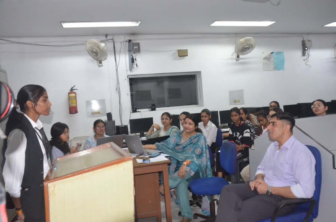 छात्राओं के नवाचार को स्टार्ट-अप में बदलने पर दिया जोर
यमुनानगर। डीएवी कॉलेज फॉर गर्ल्स में इंस्टीट्यूशन इनोवेशन काउंसिल व कैंपस इनोवेशन एंड इन्क्यूबेशन सेंटर की ओर से डेमो डे व स्टार्ट-अप प्रजेंटेशन का आयोजन किया गया। कार्यक्रम की अध्यक्षता आईआईसी उपाध्यक्ष डॉ. सुनीता कौशिक व कनवीनर विवेक ने की। इस दौरान छात्राओं ने विभिन्न सामाजिक एवं व्यावहारिक समस्याओं से जुड़े अपने नवाचार आधारित विचार प्रस्तुत किए।
बीकॉम प्रथम वर्ष की छात्रा गुरप्रीत कौर ने पुराने कपड़ों के पुनः उपयोग, बीकॉम ऑनर्स अंतिम वर्ष की छात्रा आयुषी ने फिटनेस, बीकॉम जनरल द्वितीय वर्ष की छात्रा गायत्री ने सुगंधित मोमबत्तियों तथा बीए मनोविज्ञान ऑनर्स द्वितीय वर्ष की छात्रा मन्नत कांबोज ने सहपाठी सहानुभूति से संबंधित अपने विचार प्रस्तुत किए। छात्राओं ने अपने विचारों के उद्देश्य, उपयोगिता और संभावित व्यावसायिक स्वरूप के बारे में जानकारी दी।
कनवीनर विवेक ने कहा कि कॉलेज का इन्क्यूबेशन केंद्र विद्यार्थियों को विशेषज्ञ मार्गदर्शन, आवश्यक सुविधाएं, संपर्क व्यवस्था और नमूना निर्माण में सहयोग उपलब्ध करवाएगा। इसका उद्देश्य विद्यार्थियों के नए विचारों को व्यावहारिक रूप देकर सफल स्टार्ट-अप के रूप में विकसित करना है।
अंबाला स्थित अमृतांश सॉल्यूशंस के संस्थापक मुकुल गुजराल ने इन्क्यूबेशन केंद्रों की कार्यप्रणाली और उपलब्ध अवसरों की जानकारी दी। उन्होंने छात्राओं को अपने विचारों को नमूना निर्माण, परीक्षण और स्टार्ट-अप निर्माण के चरण तक आगे बढ़ाने के लिए प्रेरित किया। इनोवेशन एंबेसडर ममता थापर व मुकुल गुजराल ने प्रस्तुतियों का मूल्यांकन किया। कार्यक्रम के आयोजन में डॉ. परमेश कुमार, जस्मीत कौर, शैली चौहान व वैशाली का विशेष योगदान रहा।
#hvn24