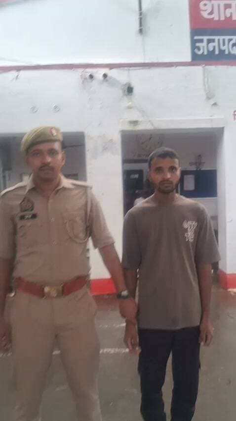 शादी का झांसा देकर किशोरी को भगाने वाला आरोपी गिरफ्तार, बस स्टैंड से सकुशल बरामद, चार महीने से चल रही थी तलाश, पुलिस ने सुल्तानपुर निवासी आरोपी को दबोचा; पॉक्सो एक्ट की धारा भी बढ़ाई
https://abckhabar.in/?p=7913