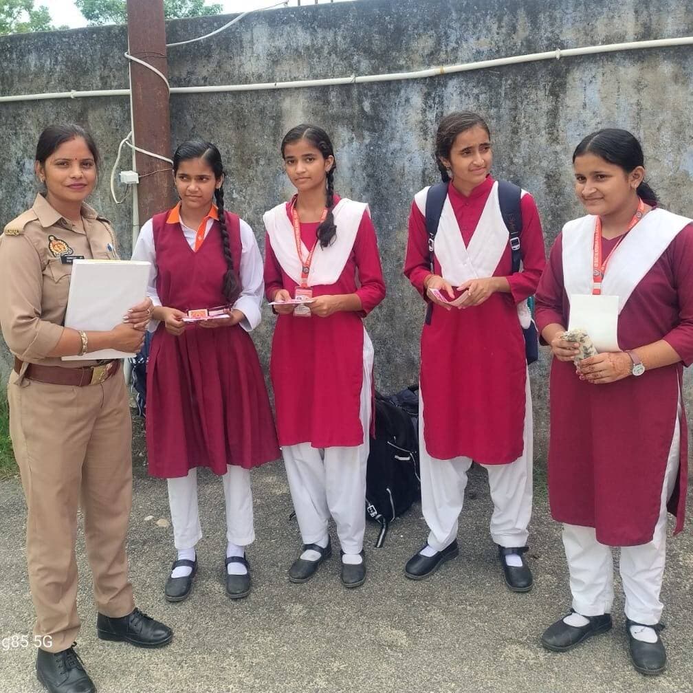 #बलरामपुर ! पुलिस ने ग्राम चौपाल लगाकर महिलाओं को सिखाए सुरक्षा के गुर, हेल्पलाइन नंबरों की दी जानकारी...
#बलरामपुर। जिले में महिलाओं और बालिकाओं की सुरक्षा, सम्मान और स्वावलंबन के लिए चलाए जा रहे मिशन शक्ति अभियान के तहत बलरामपुर पुलिस ने व्यापक जनजागरूकता कार्यक्रम आयोजित किया। पुलिस अधीक्षक के निर्देशन और अपर पुलिस अधीक्षक (नोडल प्रभारी) के नेतृत्व में जिले के सभी थाना क्षेत्रों के गांवों, कस्बों और विद्यालयों में जनसंवाद व ग्राम चौपाल का आयोजन किया गया।
कार्यक्रम के दौरान पुलिस टीमों ने महिलाओं की समस्याओं को सुनकर उनके त्वरित निस्तारण का भरोसा दिलाया। साथ ही महिलाओं व बालिकाओं को कानूनी अधिकारों, घरेलू हिंसा, दहेज प्रथा, बाल विवाह, गुड टच-बैड टच और डिजिटल अरेस्ट जैसे साइबर अपराधों से बचाव के प्रति जागरूक किया गया।
आपातकालीन हेल्पलाइन नंबरों की दी गई जानकारी:
कार्यक्रम में पुलिस ने आपात स्थिति में मदद के लिए जारी हेल्पलाइन नंबरों का प्रचार-प्रसार किया—
1090 (वूमेन पावर लाइन)
112 (पुलिस आपातकालीन सेवा)
1098 (चाइल्ड हेल्पलाइन)
181 (महिला हेल्पलाइन)
1930 (साइबर हेल्पलाइन)
1076 (मुख्यमंत्री हेल्पलाइन)
108 / 102 (एम्बुलेंस व स्वास्थ्य सेवा)
महिलाओं को थानों पर संचालित मिशन शक्ति केंद्र व परिवार परामर्श केंद्र की कार्यप्रणाली समझाते हुए जागरूकता पम्फलेट भी बांटे गए। इसके अलावा नशा मुक्ति और यातायात नियमों के पालन के लिए भी ग्रामीणों को प्रेरित किया गया। पुलिस प्रशासन ने स्पष्ट किया कि नारियों की सुरक्षा और सशक्तिकरण के लिए ऐसे अभियान लगातार जारी रहेंगे।
#balrampur #balrampurpolic