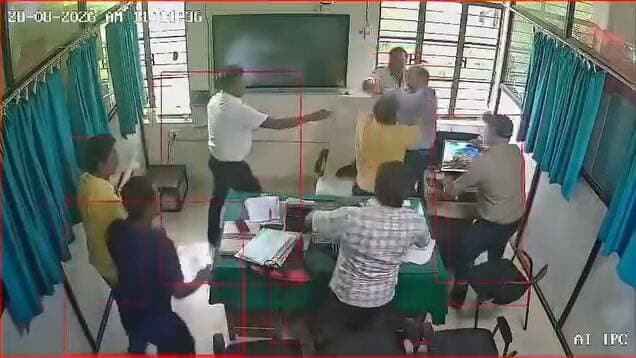 कटिहार में CO को उसी के दफ्तर में कर्मचारी ने कूटा! लात-घूंसों की CCTV फुटेज वायरल, जमीन म्यूटेशन विवाद की चर्चा; DM ने दिए जांच के आदेश
#KatiharNews #viralreelsシ #fbyシvideo #allfollowers