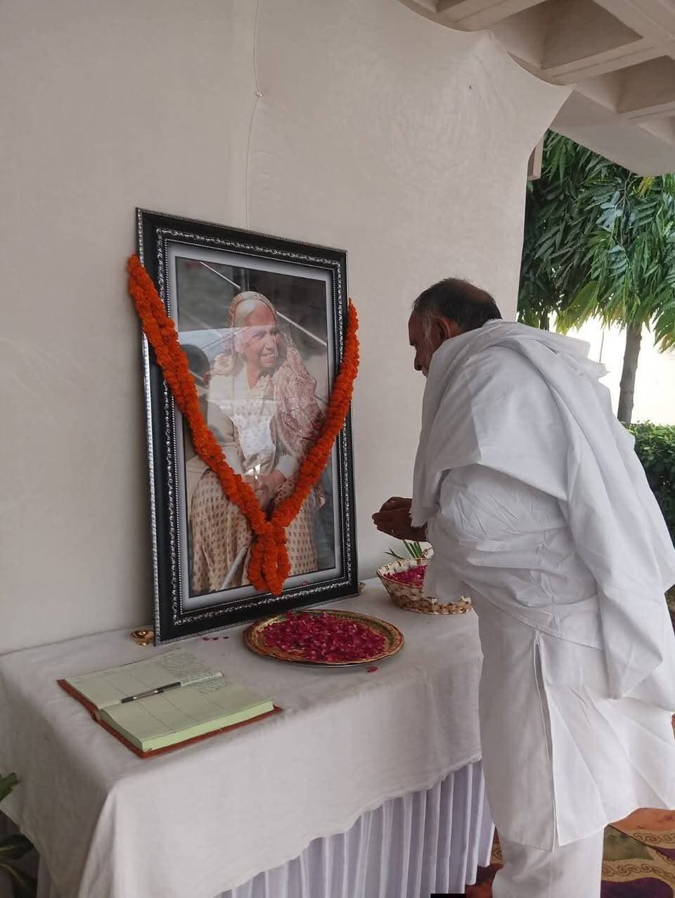 भिवानी : धर्मादेवी देवी के निधन पर संत हजूर कंवर साहेब महाराज ने जताया शोक....
दिनोद स्थिति राधा स्वामी आश्रम से संत हजूर कंवर सिंह महाराज जी ने महम गेट स्थित उनके निवास स्थान पर जाकर शोक व्यक्त किया । इस मौके पर संत कंवर सिंह जी ने कहा की धर्मपत्नी धर्मदेवी एक शिक्षिका के साथ साथ सामाजिक ताने-बाने को जोड़ने वाली महिला थी। विजयप्रकाश चीफ ने कहा कि चौधरी जगन्नाथ का समस्त परिवार मिलनसार रहा है। श्रीमती धर्म देवी जी हंसमुख स्वभाव की थी और आमजन का सम्मान किया करती थी। उनके जाने से निश्चित रूप से सामाजिक नुक़सान हुआ है।
आज महम रोड स्थित उनके निवास स्थान पर परम संत हजूर कंवर सिंह महाराज जी,वरिष्ठ कांग्रेसी नेता कमल प्रधान,प्रसिद्ध लोकगायक वीरपाल खरकिया,दलबीर गांधी, दलबीर उमरा,जजपा प्रदेश प्रवक्ता राजू मेहरा,दलीप चैयरमेन, संदीप तंवर बार एसोसिएशन अध्यक्ष भिवानी,विनोद शर्मा,चमार महासभा ग्रामीण अध्यक्ष रमेश नाफरिया,पन्नू मस्ता, महाराज राजेन्द्र दिनोद, मनोहर लाल सरदाना, एडवोकेट मुकेश चौहान, रिटायर्ड,प्रिंसिपल रमेश बूरा, इंस्पेक्टर ज़िले सिंह, एडवोकेट दीपेश सारसर, मास्टर हरिसिंह, दलबीर गांधी, प्रकाश पंवार, सुरजभान पालिवाल, एडवोकेट सत्यवान श्योराण,उमेद सिंह दहिया, मनीराम निगाणा, सहित अनेक गणमान्य लोगों ने शोक व्यक्त किया।।।