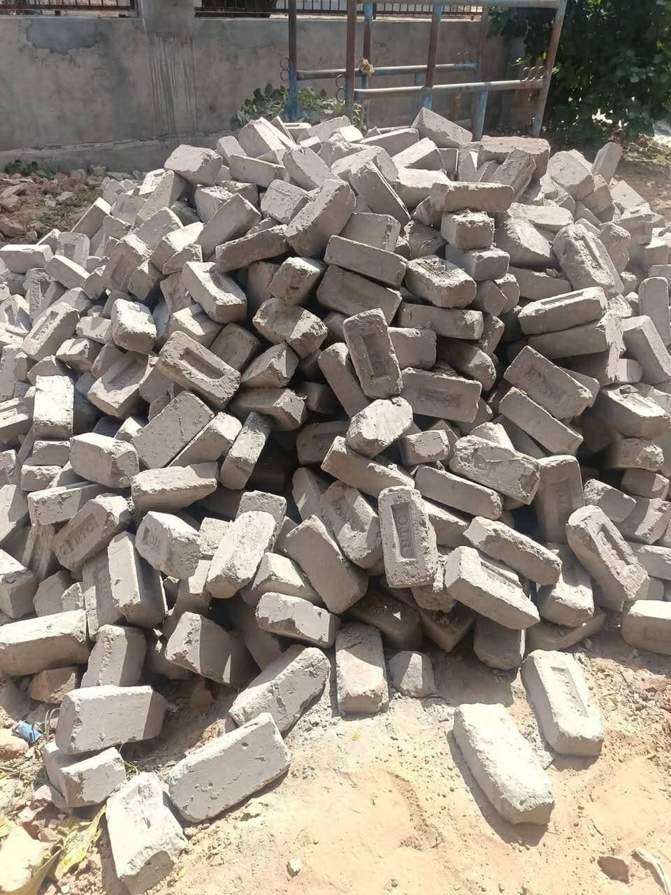 बहल पशु चिकित्सालय में घटिया ईंटों का खेल: PWD की बिल्डिंग में लग रहीं राख से बनी ईंटें, DC को शिकायत
बहल (भिवानी): बहल के पशु चिकित्सालय में बन रही नई बिल्डिंग के निर्माण में भारी धांधली के आरोप लगे हैं। सामाजिक कार्यकर्ता राजेश अग्रवाल ने जिला उपायुक्त भिवानी को लिखित शिकायत देकर जांच की मांग की है।
शिकायत में बताया गया है कि PWD B&R दादरी विभाग द्वारा बनाई जा रही इस बिल्डिंग में घटिया किस्म की ईंटों (BTC / राख की ईंट) का उपयोग किया जा रहा है, जैसा कि मौके की तस्वीरों में साफ दिखाई दे रहा है।
तस्वीरों में दीवारों पर लगी और साइट पर पड़ी राख वाली सफेद-भूरी ईंटें मानकों पर सवाल खड़े कर रही हैं। आरोप है कि सरकारी बिल्डिंग में अच्छी गुणवत्ता की ईंटों की जगह सस्ती और कमजोर ईंटें लगाकर सरकारी पैसे का दुरुपयोग किया जा रहा है।
राजेश अग्रवाल ने दिनांक 01-09-2025 को DC को सौंपी शिकायत में मांग की है कि आपकी टीम मौके पर भेजकर जांच करवाई जाए और दोषियों पर कार्रवाई की जाए, ताकि सरकारी भवन की गुणवत्ता से समझौता न हो।