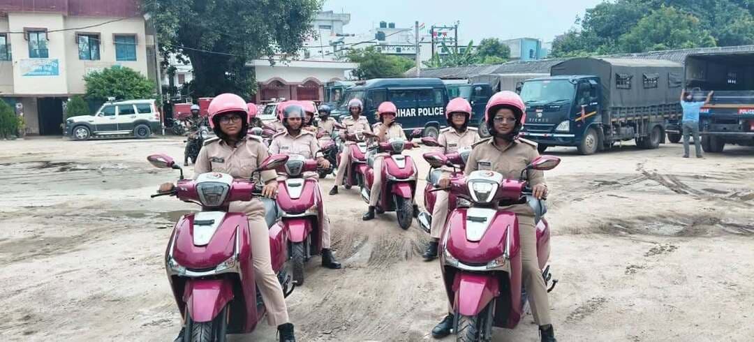 गोपालगंज में महिलाओं व छात्राओं की सुरक्षा के लिए ‘पुलिस दीदी’ अभियान शुरू
अभियान की शुरुआत: गोपालगंज के पुलिस अधीक्षक विनय तिवारी के निर्देशों पर जिले में ‘पुलिस दीदी’ अभियान शुरू किया गया है।
निगरानी स्थल: स्कूलों, कॉलेजों, कोचिंग सेंटरों और हॉस्टलों के आसपास महिला पुलिसकर्मियों द्वारा नियमित गश्ती की जाएगी।
सख्त कार्रवाई: असामाजिक तत्वों, मनचलों और संदिग्ध गतिविधियों पर पैनी नज़र रखी जाएगी तथा त्वरित कार्रवाई होगी।
संवाद व जागरूकता: पुलिस टीम छात्राओं से सीधा संवाद कर उनकी समस्याएं सुनेगी और उन्हें बिना किसी भय के शिकायत दर्ज कराने के लिए जागरूक करेगी।
उद्देश्य: जिले में महिलाओं और छात्राओं के लिए एक सुरक्षित, भयमुक्त और विश्वासपूर्ण वातावरण तैयार करना।