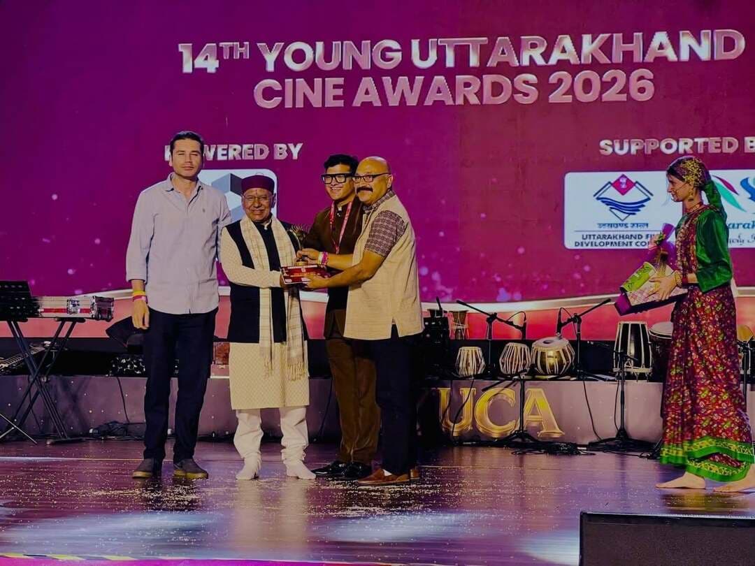 नई दिल्ली में सजा उत्तराखंड के क्षेत्रीय सिनेमा और संगीत का भव्य मंच, Young Uttarakhand Cine Awards 2026 में उत्कृष्ट कलाकारों का सम्मान
राजधानी नई दिल्ली स्थित भारत मंडपम ऑडिटोरियम में रविवार (30 अगस्त 2026) को उत्तराखंड के क्षेत्रीय सिनेमा, लोकसंगीत और लोकसंस्कृति के सम्मान में Young Uttarakhand Cine Awards (YUCA) 2026 का भव्य आयोजन किया गया। समारोह में वर्ष 2025 में उत्तराखंड के क्षेत्रीय सिनेमा एवं संगीत के क्षेत्र में उत्कृष्ट योगदान देने वाले कलाकारों, फिल्मकारों, गायकों, संगीतकारों और अन्य प्रतिभाओं को विभिन्न श्रेणियों में सम्मानित किया गया। इस समारोह में उत्तराखंड की कला एवं संस्कृति से जुड़े अनेक प्रतिष्ठित कलाकार, फिल्मकार, संगीतज्ञ और कला प्रेमी उपस्थित रहे।
प्रसिद्ध वरिष्ठ रंगकर्मी एवं कई फिल्मों एवं म्यूजिक अलबमों में अभिनय करने वाले श्री बिमल बहुगुणा जी को Young Uttarakhand Lifetime Achievement Award तथा प्रसिद्ध लोकगायक, जागर सम्राट एवं पद्म श्री प्रीतम भरतवाण जी को Gopal Babu Goswami Legendary Singer Award से सम्मानित किया गया।
फिल्म श्रेणी के अंतर्गत वर्ष 2025 में अपना उत्कृष्ट योगदान के लिए निम्न कलाकारों को यंग उत्तराखंड सिने अवार्ड्स की ट्रॉफी के साथ विभिन्न श्रेणियों में सम्मानित किया गया -
सर्वश्रेष्ठ अभिनेता (मुख्य भूमिका) - सुनील सिंह (फिल्म - रैबार)
सर्वश्रेष्ठ अभिनेत्री (मुख्य भूमिका) सयुंक्त रूप से - करिश्मा शाह (फिल्म- घपरोल) एवं कल्याणी गंगोला (फिल्म - द्वी होला जब साथ)
सर्वश्रेष्ठ खलनायक - कैलाश कंडवाल (फिल्म - घपरोल)
सर्वश्रेष्ठ हास्य कलाकार - दीपक बंगवाल (फिल्म - घपरोल)
सर्वश्रेष्ठ सह अभिनेता - दीपक रावत (फिल्म- खोली का गणेश)
सर्वश्रेष्ठ सह अभिनेत्री - सुमन गौड़ (फिल्म - रैबार)
सर्वश्रेष्ठ छायाकार - धर्मेन्द्र सिसोदिया (फिल्म - रैबार)
सर्वश्रेष्ठ कहानी - शिशिर उनियाल/ भगत सिंह सैनी (फिल्म - रैबार)
सर्वश्रेष्ठ फिल्म निर्देशक - शिशिर उनियाल (फिल्म - रैबार)
सर्वश्रेष्ठ फिल्म - रैबार
सर्वश्रेष्ठ पृष्ठभूमि संगीत - विभू काशिव (फिल्म - रैबार)
म्यूजिक श्रेणी के अंतर्गत विभिन्न श्रेणियों में विजेता कलाकार
सर्वश्रेष्ठ गीतकार - नरेन्द्र सिंह नेगी (गीत- कु रै होला छुंयाल)
सर्वश्रेष्ठ संगीतकार - कुशाल सिंह नील (गीत- पंचाचूली देश)
सर्वश्रेष्ठ छायांकन - धर्मेन्द्र सिंह जेठा (गीत- मेरी माया रौली)
सर्वश्रेष्ठ गायक - गणेश मर्तोलिया (गीत- पंचाचूली देश)
सर्वश्रेष्ठ गायिका - रूचि जन्गपांगी (गीत- पंचाचूली देश)
सर्वश्रेष्ठ विडियो निर्देशक - सिद्ध भोज (गीत- आख्युं बात)
सर्वश्रेष्ठ अभिनय (पुरुष)- मोहित घिल्डियाल (गीत- कु रै होला छुंयाल)
सर्वश्रेष्ठ अभिनय (महिला)- करुणा श्रेष्ठ (गीत- पंचाचूली देश)
सर्वश्रेष्ठ गीत / प्रोडक्शन हाउस - पंचाचूली देश (चांदनी इंटरप्राइजेज प्रोडक्शन)
सर्वश्रेष्ठ फिल्म की विजेता रही ‘रैबार’ फिल्म और मिला एक लाख रुपये की सम्मान राशि
वर्ष 2025 की सर्वश्रेष्ठ फिल्म ‘रैबार’ रही और अभिव्यक्ति की कार्यशाला की ओर से फिल्म ‘रैबार’ को सम्मान स्वरूप ₹1 लाख की सम्मान राशि प्रदान की गई।
यह पुरुष्कार राशि न केवल फिल्म की रचनात्मक उपलब्धि का सम्मान है, बल्कि उत्तराखंड में सार्थक और गुणवत्तापूर्ण क्षेत्रीय सिनेमा को प्रोत्साहित करने की दिशा में एक महत्वपूर्ण पहल भी है।
लोक कलाकारों की शानदार प्रस्तुतियों ने बांधा समां
पुरस्कार समारोह केवल सम्मान तक सीमित नहीं रहा, बल्कि उत्तराखंड की जीवंत लोकसंस्कृति का शानदार उत्सव भी बना। विभिन्न लोक कलाकारों ने अपने मनमोहक लाइव गायन और पारंपरिक नृत्य प्रस्तुतियों से भारत मंडपम के मंच पर उत्तराखंड की सांस्कृतिक विरासत की अद्भुत झलक प्रस्तुत की। कलाकारों की प्रस्तुतियों ने दर्शकों को मंत्रमुग्ध कर दिया और पूरा सभागार उत्तराखंड की लोकधुनों और ताल पर झूमता नजर आया।
पहली बार Young Uttarakhand Cine Awards के मंच पर नरेंद्र सिंह नेगी की विशेष प्रस्तुति
समारोह का सबसे यादगार क्षण तब आया, जब उत्तराखंड के सुप्रसिद्ध लोकगायक श्री नरेंद्र सिंह नेगी जी ने अपने लोकप्रिय गीतों की लाइव प्रस्तुति दी। पहली बार Young Uttarakhand Cine Awards के मंच पर उनकी प्रस्तुति ने दर्शकों में विशेष उत्साह पैदा कर दिया। हजारों -लाखों उत्तराखंडियों के चहेते और आदर्श श्री नरेंद्र सिंह नेगी जी ने जब मंच में प्रवेश किया तो पूरा सभागार तालियों के गड़गड़ाहट से गूँज उठा और पूरा सभागार उनके गीतों पर झूमने लगा।
Young Uttarakhand Cine Awards ने एक बार फिर यह संदेश दिया कि उत्तराखंड का क्षेत्रीय सिनेमा और लोकसंगीत अपनी विशिष्ट पहचान के साथ राष्ट्रीय स्तर पर लगातार अपनी जगह और पहिचान बना रहा है। आयोजकों का कहना है कि नई पीढ़ी के कलाकारों और फिल्मकारों को मंच देने के साथ-साथ यह आयोजन उत्तराखंड की लोककला, संस्कृति और संगीत की समृद्ध परंपरा को आगे बढ़ाने की दिशा में एक महत्वपूर्ण प्रयास है।
भारत मंडपम में आयोजित इस भव्य समारोह ने उत्तराखंड की कला, संस्कृति, सिनेमा और संगीत को एक ही मंच पर समेटते हुए इसे कलाकारों के सम्मान और सांस्कृतिक गौरव का यादगार उत्सव बना दिया।