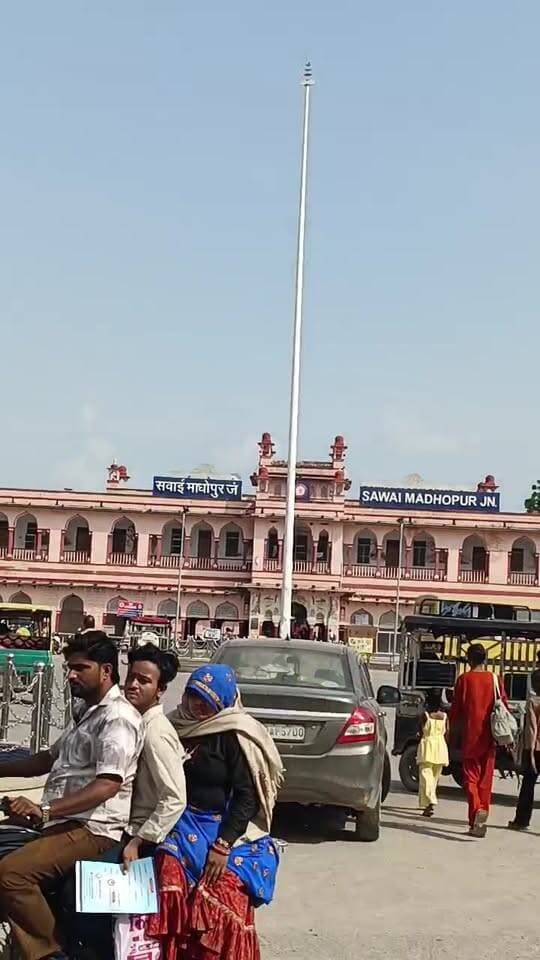खबर का असर
सवाई माधोपुर रेलवे स्टेशन के बाहर फटे हुए तिरंगे को हटाया गया।
DRMKota #PWDvibhagSawaiMadhopur, #CMO Jaipur, #railway department Sawai Madhopur #DRM Kota #Forest department Sawai Madhopur #bijali vibhag Sawai Madhopur #PWD mantri Diya Kumari, #cmho Sawai Madhopur , #pmosawaimadhopur #NagarParishadSawai Madhopur Ayukt, #Rajesh GoyalchAkki #C.M Jaipur, #SawaiMadhopur vidhayak aur krishi mantri Kirodi Lal Meena, #bijli vibhag Sawai Madhopur
#videoviral, #Facebook Page