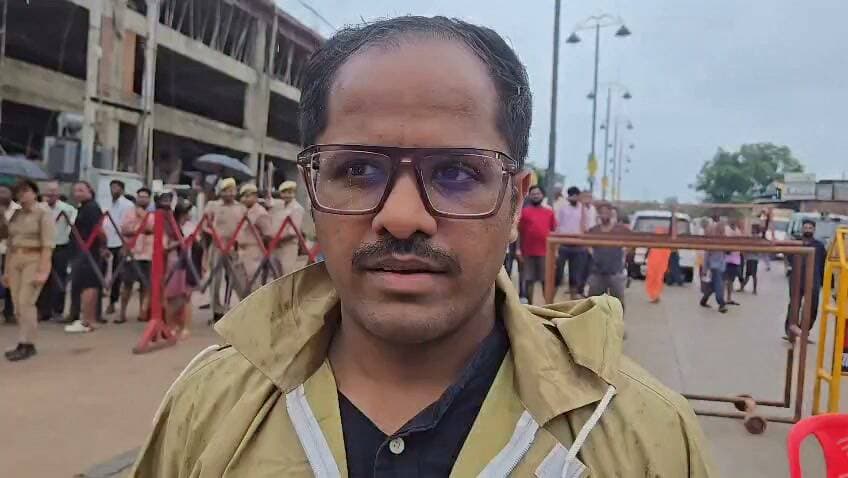 #चित्रकूट जिलाधिकारी पुलकित गर्ग ने जनपदवासियों से अपील किया है कि आप बाढ़/ आपदा के समय आप धनराशि न देकर राशन कीट, लंच पैके बटवाएँ।
#Chitrakoot