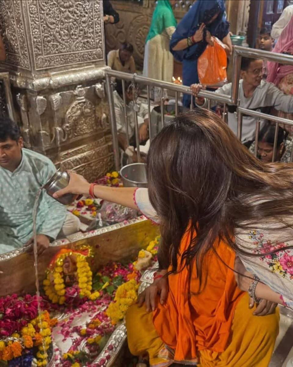 #टॉयलेटएकप्रेमकथा की #एक्ट्रेस एवं #वॉलीवुड की फेमस एक्ट्रेस #भूमिका_पेडनेकर ने #ग्वालियर के #अचलेश्वर #मंदिर पहुंचकर #अचलनाथ का किया अभिषेक।
#BhumiPednekar
#newsimpact