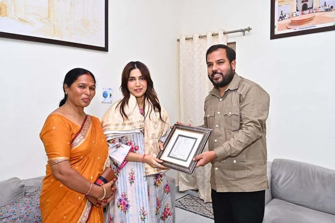 बॉलीवुड की सुप्रसिद्ध अभिनेत्री भूमि पेडनेकर का ग्वालियर आगमन हुआ, युवा नेता प्रबल प्रताप सिंह तोमर रघु ने उनका स्वागत-सत्कार किया। इस दौरान विधानसभा अध्यक्ष नरेंद्र सिंह तोमर, वरिष्ठ भाजपा युवा नेता देवेंद्र सिंह तोमर ने भी आत्मीय मुलाक़ात की।
‘दम लगा के हईशा’, ‘टॉयलेट: एक प्रेम कथा’, ‘शुभ मंगल सावधान’, ‘पति पत्नी और वो’ एवं ‘बधाई दो’ जैसी चर्चित फिल्मों में उन्होंने अपने सशक्त अभिनय की अमिट छाप छोड़ी है।
#gwalior #newsimpact