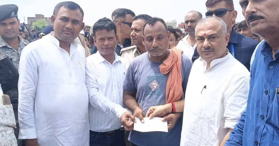 🕯️ सड़क हादसे में दंपती की मौ@त पर पूर्व सांसद सुशील कुमार सिंह ने बढ़ाया मदद का हाथ
मदनपुर प्रखंड के जोगड़ी ग्राम निवासी एवं अंजनवा मध्य विद्यालय की शिक्षिका स्व. उर्मिला देवी तथा उनके पति स्व. प्रह्लाद भगत के सड़क दुर्घटना में निधन से क्षेत्र में शोक की लहर है।
दुःखद सूचना मिलने पर पूर्व सांसद सुशील कुमार सिंह ने शोकाकुल परिजनों से मुलाकात कर उन्हें ढांढस बंधाया। उन्होंने मौके पर पहुंचकर सड़क जाम हटवाने में सहयोग किया तथा दोनों मृतकों के शवों का सदर अस्पताल, औरंगाबाद में पोस्टमार्टम कराया।
पीड़ित परिवार को तत्काल राहत पहुंचाते हुए मृतकों के आश्रितों को सड़क दुर्घटना मुआवजे के तहत 4-4 लाख रुपये तथा परिवार लाभ योजना के तहत 20-20 हजार रुपये के चेक प्रदान किए गए।
पूर्व सांसद ने परिजनों को हरसंभव सहयोग का भरोसा दिलाया। इस दर्दनाक हादसे से परिवार सहित पूरे इलाके में मातम पसरा है।
ईश्वर दिवंगत आत्माओं को अपने श्रीचरणों में स्थान दें और शोकाकुल परिवार को इस अपार दुःख को सहने की शक्ति प्रदान करें।
#Madanpur #Jogdi #Anjanwa #Aurangabad #RoadAccident #SadNews #SushilKumarSingh #UrmilaDevi #PrahladBhagat #BiharNews #AurangabadNews #BharatCrimeLiveNews #HainTaiyarHum #biharnewsupdate