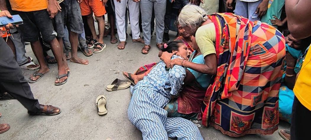 मदनपुर में सड़क दुघर्टना में तीन महिलाएं समेत चार की मौ@त, शोक की लहर, आक्रोश
दो अलग अलग जगहो पर हुई घटना
परिजनों का रो रोकर हाल बेहाल
औरंगाबाद जिले के मदनपुर थाना क्षेत्र के दो मंगलवार को दो विभिन्न जगहों पर हुई सड़क दुघर्टना में तीन महिलाएं समेत चार लोगों की मौत हो गई। पहली घटना मदनपुर थाना क्षेत्र के अंजनवा मोड़ के पास तेज रफ्तार ट्रक से कुचलकर
बाइक सवार पति-पत्नी की मौत हो गई। मृतकों में सलैया थाना क्षेत्र के जोगड़ी गांव निवासी 50 वर्षीय प्रहलाद पाल और उनकी 45 वर्षीय पत्नी उर्मिला देवी के रूप में हुई है। बताया जाता है कि उर्मिला देवी अंजनवा मध्य विद्यालय में शिक्षिका थी। प्रतिदिन की तरह मंगलवार सुबह भी अपने पति प्रहलाद पाल उन्हें बाइक से स्कूल छोड़ने जा रहे थे जैसे अंजनवा मोड़ के समीप पहुंचे कि गया की ओर से तेज रफ्तार में आ रहे ट्रक ने उनकी बाइक में टक्कर मार दिया, टक्कर इतनी भीषण थी कि बाइक के परखच्चे उड़ गए और दंपति ट्रक के नीचे आ गए। दोनों की घटनास्थल पर ही मौत हो गई। हादसे के बाद ट्रक चालक ट्रक छोड़कर घटनास्थल से फरार हो गया। इधर घटना की सूचना परिजनों को मिली तो घर में कोहराम मच गया। परिजनों का रोकर हाल बेहाल है। इधर घटना के बाद पुलिस ने दोनों शवों को कब्जे में लेकर पोस्टमार्टम के लिए औरंगाबाद सदर अस्पताल भेज दिया। इधर घटना के बाद आक्रोशित ग्रामीणों ने जीटी रोड को जाम कर दिया। ग्रामीण मृतक के आश्रितों के लिए उचित मुआवजे और आरोपी चालक की गिरफ्तारी की मांग करने लगे। सड़क जाम के कारण जीटी रोड के दोनों तरफ वाहनों की कई किलोमीटर लंबी कतार लग गई, जिससे यात्रियों को भारी परेशानी का सामना करना पड़ा। इधर
जाम की सूचना पर पूर्व सांसद सुशील कुमार सिंह, जिला पार्षद शंकर यादवेदू, एसडीओ गौरव सिंह, मदनपुर अंचलाधिकारी अकबर हुसैन, प्रभारी बीडीओ दीपक कुमार, मदनपुर थानाध्यक्ष राजेश कुमार, सलैया थानाध्यक्ष कन्हैया शर्मा सहित पुलिस बल मौके पर पहुंचे। सभी ने ग्रामीणों को काफी समझाने-बुझाने का प्रयास किया। पुलिस ने भरोसा दिलाया कि पीड़ित परिवार को आपदा राहत कोष से जल्द मुआवजा दिलाया जाएगा और ट्रक चालक को चिन्हित कर जल्द गिरफ्तार किया जाएगा परंतु ग्रामीण मानने को तैयार नहीं थे। अधिकारियों ने कबीर अंत्येष्टि योजना के तहत 20 हजार का चेक पीड़ित परिवार को दिया। इसके साथ ही आपदा राहत कोष के तहत चार लाख दिलाने का भरोसा दिया। इसके बाद परिजन माने जाम को समाप्त कराया। इधर जीटी रोड करीब पांच घंटों तक जाम रहा। इधर दूसरी घटना मदनपुर थाना क्षेत्र के ही पड़रिया गांव में मंगलवार को तेज रफ्तार कार ने घर के दरवाजे पर बैठी दो बुजुर्ग महिलाओं को कुचल दिया। हादसा इतना भीषण था कि दोनों महिलाओं की मौके पर ही मौत हो गई। घटना के बाद गांव में अफरा-तफरी मच गई और देखते ही देखते पूरे इलाके में मातम पसर गया। मृतकों के परिजनों का रो-रोकर बुरा हाल है। मृतकों में पड़रिया गांव निवासी स्व. यमुना महतो की 62 वर्षीय पत्नी बरती देवी और तपसी महतो की 83 वर्षीय पत्नी प्यारी कुंवर शामिल है। स्थानीय ग्रामीणों की माने तो मंगलवार को बरती देवी और प्यारी कुंवर अपने घर के दरवाजे पर बैठी थी। इसी दौरान तेज रफ्तार से आ रही एक कार अचानक अनियंत्रित हो गई और दोनों महिलाओं को अपनी चपेट में लेते हुए उनके ऊपर चढ़ गई। इधर घटना के बाद परिजनों की चीख-पुकार मच गई। ग्रामीण तुरंत घटनास्थल पर पहुंचे और दोनों महिलाओं को इलाज के लिए सामुदायिक स्वास्थ्य केंद्र मदनपुर ले गए जहां ड्यूटी पर मौजूद चिकित्सकों ने जांच के बाद दोनों को मृत घोषित कर दिया। वही ग्रामीणों के सहयोग से कार और चालक को पकड़ लिया गया है।
घटना के बाद ग्रामीणों में आक्रोश फैल गया। सूचना पर मदनपुर थाना पुलिस भी मौके पर पहुंची और घटनास्थल का जायजा लिया। पुलिस ने दोनों शवों को कब्जे में लेकर आगे की प्रक्रिया शुरू कर दी है। दुर्घटना के कारणों और घटना से जुड़े अन्य पहलुओं की जांच की जा रही है। इधर दो बुजुर्ग महिलाओं की एक साथ मौत की खबर से पड़रिया गांव में मातम का माहौल है। घटना के बाद मृतकों के घर पर लोगों की भीड़ जुट गई। परिजनों का रो-रोकर बुरा हाल है। मदनपुर थानाध्यक्ष राजेश कुमार ने बताया कि हादसे के सभी पहलुओं की जांच की जा रही है। जांच के आधार पर मामले में आगे की कानूनी कार्रवाई की जाएगी।
#मदनपुर #औरंगाबाद #सड़कहादसा #RoadAccident #ट्रक_की_टक्कर #बाइक_हादसा #पति_पत्नी_की_मौत #अंजनवां #अंजनवां_मध्य_विद्यालय #उर्मिला_कुमारी #प्रहलाद_पाल #शिक्षिका #जोगड़ी #बिहार #औरंगाबादबिहार #BreakingNews #BiharNews #CrimeNews #Bharatcrimelivenews
#Madanpur #Padariya #AurangabadBihar #AccidentNews #BreakingNews #BiharNews #AurangabadNews #MadanpurNews #BharatCrimeLiveNews #RoadSafety #दुर्घटना #पडरिया #मदनपुर #औरंगाबाद #बिहार_न्यूज