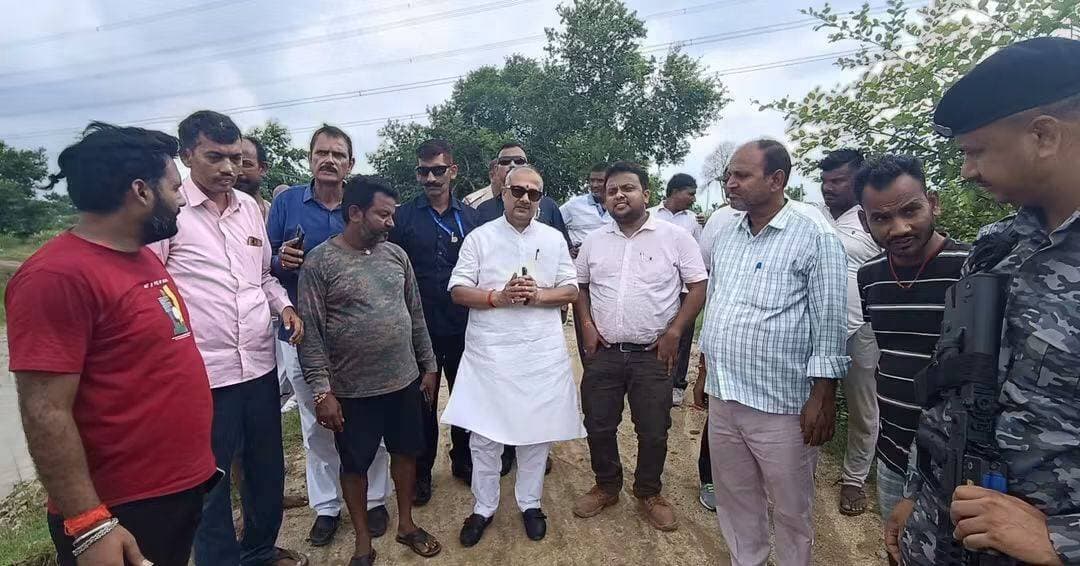 🌊 सड़क बहने से दर्जनों गांवों का संपर्क टूटा, मौके पर पहुंचे पूर्व सांसद सुशील कुमार सिंह
मदनपुर। लगातार बारिश के बीच सड़क के तेज पानी के बहाव में बह जाने से अम्बेडकर नगर ग्राम सहित आसपास के दर्जनों गांवों के लोगों की परेशानी बढ़ गई है। प्रखंड मुख्यालय से संपर्क मार्ग टूटने के कारण ग्रामीणों के साथ-साथ छात्र-छात्राओं को भी विद्यालय आने-जाने में भारी दिक्कतों का सामना करना पड़ रहा है।
सड़क बहने की सूचना मिलते ही पूर्व सांसद सुशील कुमार सिंह मौके पर पहुंचे और ग्रामीणों से पूरे मामले की जानकारी ली। उन्होंने ग्रामीण कार्य विभाग के अधिकारियों के साथ स्थल का निरीक्षण कर स्थिति का जायजा लिया।
ग्रामीणों ने सड़क टूटने से हो रही समस्याओं से पूर्व सांसद को अवगत कराया। इस पर उन्होंने संबंधित अधिकारियों से तत्काल आवश्यक कार्रवाई करने को कहा। उन्होंने ग्रामीणों को भरोसा दिलाया कि सड़क की समस्या के समाधान के लिए हरसंभव प्रयास किया जाएगा और आवागमन बहाल कराने की दिशा में शीघ्र पहल होगी।
पूर्व सांसद ने कहा कि ग्रामीणों की समस्याओं का समाधान और सुरक्षित व सुगम आवागमन सुनिश्चित करना प्राथमिकता है।
📍 अम्बेडकर नगर, मदनपुर | औरंगाबाद, बिहार
#Madanpur #Aurangabad #AmbedkarNagar #SushilKumarSingh #RoadDamage #RainNews #BiharNews #AurangabadNews #ग्रामीणसमस्या #सड़कबहगई #जनताकीआवाज #BreakingNews #BJP #BJPBihar #NarendraModi #SamratChoudhary #Bharatcrimelivenews