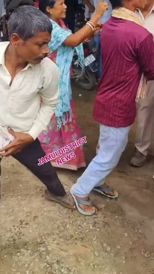 बांका के फुल्लीडुमर प्रखंड कार्यालय में जन्म प्रमाणपत्र के दस्तावेज जमा करने को लेकर विवाद के बाद BDO से धक्का-मुक्की हो गई। मामले में पूर्व मुखिया समेत 4 लोगों पर केस दर्ज किया गया है। Facebook viral#Bihar news#Bihar police