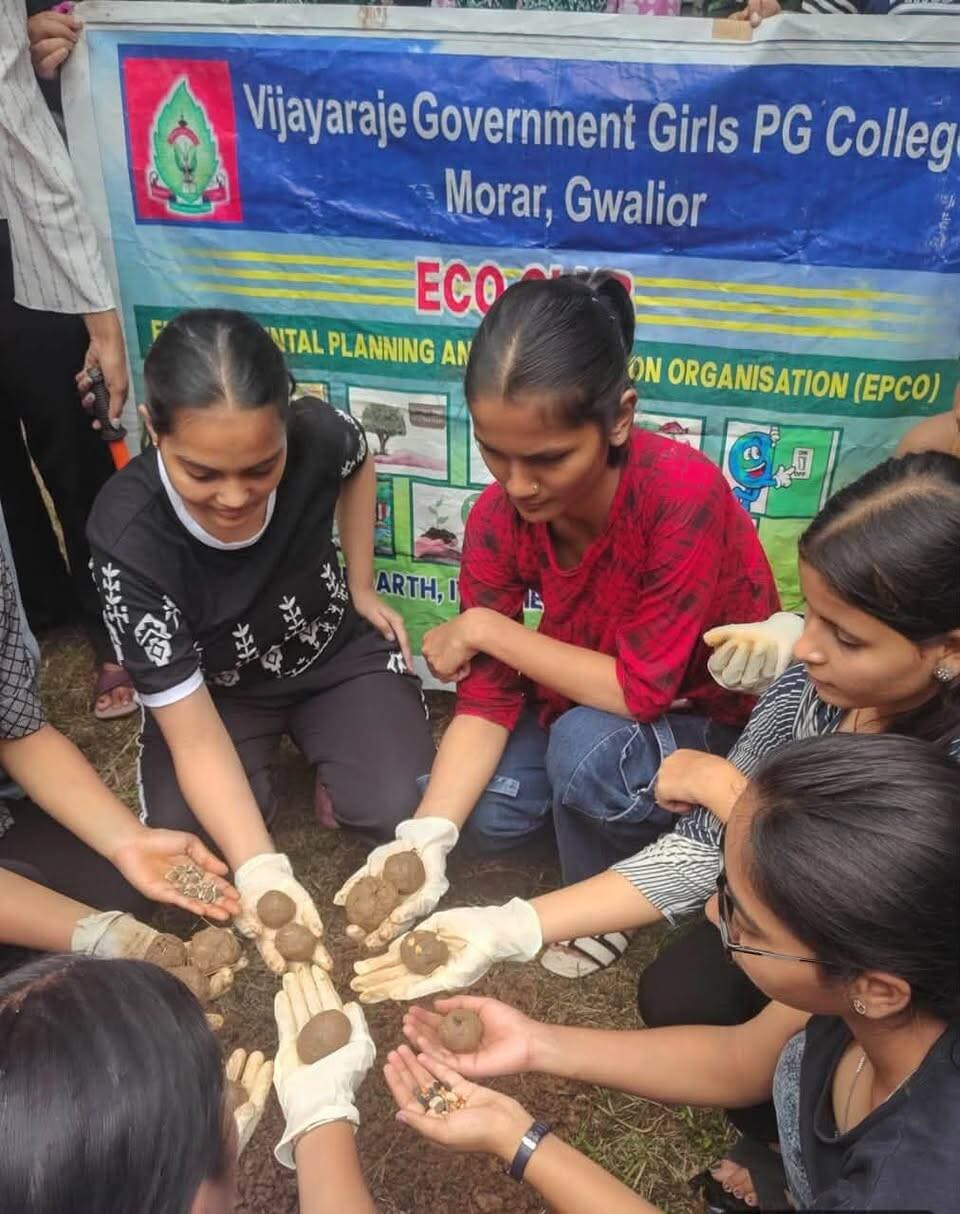 वीआरजी कॉलेज की छात्राओं ने बंजर जमीन को हरा-भरा करने के लिये बनाईं सीड बॉल
फूल-पत्तियों से रचीं इकोफ्रेंडली राखियां
भाई-बहन के स्नेह के पर्व रक्षाबंधन को प्रकृति संरक्षण से जोड़ते हुए शासकीय विजया राजे स्नातकोत्तर कन्या महाविद्यालय, मुरार की छात्राओं ने अनूठी पर्यावरणीय पहल की है। महाविद्यालय के इको क्लब के अंतर्गत छात्राओं ने मिट्टी, गोबर और खाद से सीड बॉल (बीज गेंद) तैयार कर खाली एवं बंजर भूमि को हरियाली में बदलने का संकल्प लिया, वहीं मोगरा, सदाबहार, अपराजिता, चंपा और हरसिंगार जैसे पौधों की पत्तियों तथा ड्राई फ्रूट्स से इकोफ्रेंडली राखियां बनाकर भाई-बहन के प्रेम के साथ प्रकृति के प्रति जिम्मेदारी का संदेश दिया।
महाविद्यालय के प्राचार्य डॉ. एस.के. श्रीवास्तव के सान्निध्य में आयोजित इस रचनात्मक कार्यक्रम में छात्राओं ने उत्साहपूर्वक भाग लिया। इको क्लब की संयोजक डॉ. अंजू शर्मा ने छात्राओं को सीड बॉल बनाने की विधि सिखाते हुए इसके पर्यावरणीय महत्व की जानकारी दी। उन्होंने बताया कि सीड बॉल पर्यावरण को हरा-भरा बनाने तथा खाली और बंजर भूमि पर पौधे उगाने का सरल, प्राकृतिक और प्रभावी माध्यम है।
उन्होंने बताया कि सीड बॉल को दूर-दराज के जंगलों, पहाड़ियों और ऐसे बंजर क्षेत्रों में भी आसानी से पहुंचाया या फेंका जा सकता है, जहां मनुष्यों का पहुंचना कठिन होता है। बीजों को मिट्टी, गोबर और खाद के मिश्रण से बने गोलाकार आवरण में सुरक्षित रखा जाता है। यह प्राकृतिक आवरण बीजों को पक्षियों और कीटों से बचाने में सहायक होता है। बारिश के मौसम में पर्याप्त नमी मिलने पर सीड बॉल के भीतर मौजूद बीज स्वतः अंकुरित होकर पौधे का रूप लेने लगते हैं। इस प्रकार कम संसाधनों में भी प्रकृति के पुनर्जीवन की दिशा में प्रभावी कदम उठाया जा सकता है।
कार्यक्रम के दौरान छात्राओं ने रक्षाबंधन के अवसर पर प्रकृति के अनुकूल राखियां भी तैयार कीं। उन्होंने मोगरा, सदाबहार, अपराजिता, चंपा और हरसिंगार आदि फूलों की पत्तियों तथा ड्राई फ्रूट्स का रचनात्मक उपयोग करते हुए आकर्षक एवं पर्यावरण हितैषी राखियां बनाईं। इन राखियों के माध्यम से छात्राओं ने प्लास्टिक एवं कृत्रिम सामग्री के विकल्प के रूप में प्राकृतिक वस्तुओं के उपयोग का संदेश दिया।
प्राचार्य डॉ. एस.के. श्रीवास्तव ने छात्राओं की इस पहल की सराहना की। उन्होंने कहा कि इकोफ्रेंडली राखियां केवल भाई-बहन के प्रेम का प्रतीक नहीं हैं, बल्कि इनके माध्यम से प्रकृति के प्रति प्रेम, संरक्षण और जिम्मेदारी का संदेश भी दिया जा रहा है। उन्होंने छात्राओं को इस तरह की रचनात्मक और पर्यावरण हितैषी गतिविधियों को निरंतर आगे बढ़ाने के लिए प्रोत्साहित किया।
कार्यक्रम का आयोजन बॉटनी विभाग में किया गया। इस अवसर पर इको क्लब के सदस्य डॉ. प्रीति गुप्ता, डॉ. अर्चना शर्मा, डॉ. प्रदीप शर्मा, डॉ. शिखा जैन, आईक्यूएसी कोऑर्डिनेटर डॉ. रेनू एस. नायर तथा बॉटनी विभाग की डॉ. पूर्ति पांडे, डॉ. सारिका सक्सेना एवं श्रीमती सुरभि दानवे उपस्थित रहीं।
#gwalior
PRO Gwalior
CM Madhya Pradesh