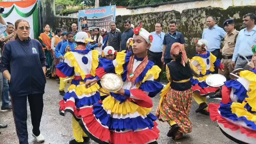 टनकपुर में खेल महाकुंभ के शुभारंभ अवसर पर स्कूली बच्चों की मनमोहक प्रस्तुति ...