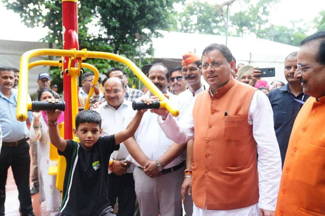 मुख्यमंत्री पुष्कर सिंह धामी ने आज खटीमा में नवनिर्मित नगर वन ऑक्सीजन पार्क का लोकार्पण किया। उन्होंने पार्क परिसर में पौधरोपण करने के साथ ही पार्क का निरीक्षण किया। इस अवसर पर मुख्यमंत्री ने नगर वन ऑक्सीजन पार्क का विस्तारीकरण करने, वन क्षेत्राधिकारी कार्यालय को पार्क परिसर में स्थानांतरित करने, खटीमा में स्टेडियम का निर्माण करने, क्रियाशाला का निर्माण करने, सर्किट हाउस का निर्माण करने तथा वेंडिंग जोन विकसित करने की घोषणा की। उन्होंने कहा कि खटीमा की भौगोलिक स्थिति पर्यटन की दृष्टि से महत्वपूर्ण है। व्यास वैली, पंचाचूली और आदि कैलाश की ओर जाने वाले पर्यटकों एवं श्रद्धालुओं की सुविधा को ध्यान में रखते हुए खटीमा में सर्किट हाउस का निर्माण किया जाएगा।
