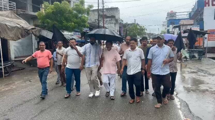 टनकपुर में मुख्यमंत्री को काले झंडे दिखाने जाते कांग्रेसियों की पुलिस से हुई झड़प...