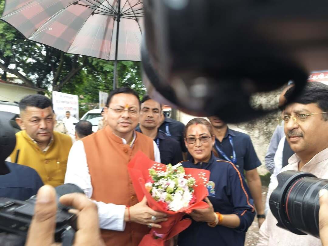 स्व. कैलाश चंद्र गहतोड़ी स्पोर्ट्स स्टेडियम, टनकपुर, चम्पावत पहुंचे मुख्यमंत्री पुष्कर सिंह धामी का खेल मंत्री रेखा आर्या व अन्य जनप्रतिनिधियों ने स्वागत किया। सीएम ने खेल महाकुंभ का शुभारंभ किया।