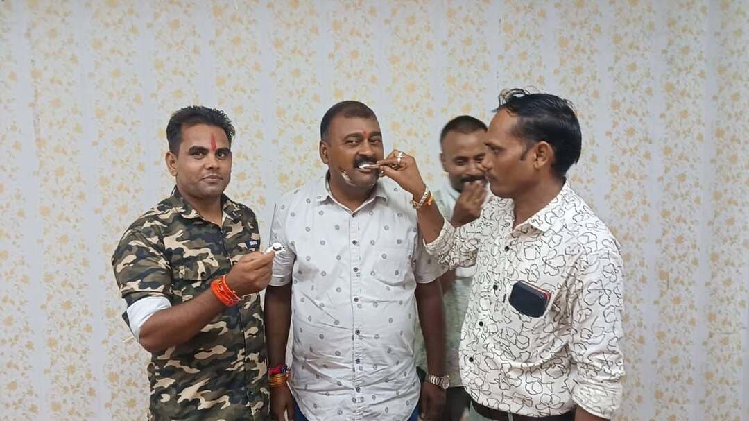 बड़े भाई अजीत सिंह जी (अध्यक्ष, मीडिया क्लब एवं जिला संवाददाता, राष्ट्रीय स्वरूप) को जन्मदिन की हार्दिक बधाई और ढेर सारी शुभकामनाएं!🎂🎂
बाबा महाकाल की असीम कृपा आप पर हमेशा बनी रहे। वे आपको उत्तम स्वास्थ्य, दीर्घायु, सुख-समृद्धि और जीवन के हर मोड़ पर अपार सफलता प्रदान करें।
