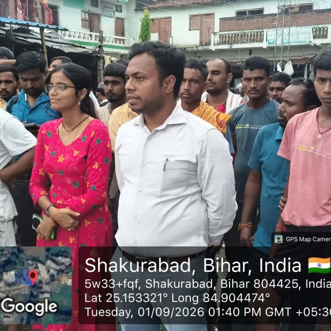 🌊 जलस्तर में वृद्धि एवं जलजमाव को लेकर प्रशासन सतर्क; परसबिगहा–शकुराबाद क्षेत्र का संयुक्त निरीक्षण
जिला पदाधिकारी, जहानाबाद श्रीमती छिरिङ वाई भूटिया के निर्देशानुसार, जलस्तर में वृद्धि एवं संभावित जलजमाव की स्थिति को देखते हुए अनुमंडल पदाधिकारी, जहानाबाद एवं आपदा प्रबंधन शाखा प्रभारी द्वारा परसबिगहा–शकुराबाद क्षेत्र का भी संयुक्त स्थलीय निरीक्षण किया गया। निरीक्षण के दौरान संवेदनशील एवं निचले क्षेत्रों की स्थिति का जायजा लिया गया।
🔹 निरीक्षण के दौरान दिए गए प्रमुख निर्देश—
✅ आवश्यक स्थलों पर बैरिकेडिंग सुनिश्चित की जाए।
✅ संवेदनशील क्षेत्रों में माइकिंग के माध्यम से आमजन को सतर्क एवं जागरूक किया जाए।
✅ जलमग्न पुल-पुलियों पर आवागमन नियंत्रित किया जाए तथा किसी भी व्यक्ति को जोखिम लेकर उन्हें पार न करने पर बल एवं जागरूकता तथा आवश्यकतानुसार पर्याप्त संख्या में बल एवं कर्मियों की प्रतिनियुक्ति सुनिश्चित किया जाए
✅ जलस्तर एवं जलजमाव की स्थिति पर सतत निगरानी रखी जाए।
✅ आपात स्थिति के लिए रेस्क्यू टीम, नाव एवं अन्य आवश्यक संसाधन तैयार रखे जाएं।
✅ संभावित प्रभावित परिवारों की पहचान कर आवश्यकता पड़ने पर त्वरित सुरक्षित स्थानों पर स्थानांतरण की तैयारी रखने का निर्देश
✅ सभी संबंधित पदाधिकारी एवं कर्मी 24×7 सतर्क एवं तत्पर रहें।
⚠️ आमजन से अपील है कि बढ़े जलस्तर, जलजमाव वाले क्षेत्रों एवं जलमग्न पुल-पुलियों के समीप न जाएं और किसी भी प्रकार का जोखिम न लें।
🚨 प्रशासनिक सतर्कता: जिला पदाधिकारी के नेतृत्व में जिला प्रशासन द्वारा जलस्तर एवं जलजमाव की स्थिति पर लगातार नजर रखी जा रही है तथा किसी भी आपात स्थिति से निपटने के लिए संबंधित विभागों को अलर्ट मोड में रखा गया है।
#जिला_प्रशासन_जहानाबाद #जलस्तर #जलजमाव #जनसुरक्षा
#विकसितभारत_समृद्धबिहार_आदर्शजहानाबाद