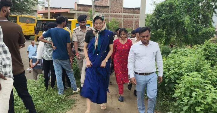 🌊 दरधा नदी में बढ़े जलस्तर को लेकर जिला प्रशासन सतर्क; जिला पदाधिकारी द्वारा प्रभावित एवं संवेदनशील क्षेत्रों में सुरक्षा व्यवस्था सुदृढ़ करने का निर्देश
📍दरधा नदी में बढ़े हुए जलस्तर को देखते हुए जिला पदाधिकारी, जहानाबाद श्रीमती छिरिङ वाई भूटिया द्वारा अनुमंडल पदाधिकारी, आपदा प्रबंधन शाखा प्रभारी, अंचलाधिकारी, जल संसाधन विभाग एवं बाढ़ नियंत्रण प्रमंडल के अभियंताओं के साथ जफरगंज, साईं मंदिर एवं एस.एस. कॉलेज के समीपवर्ती क्षेत्रों का स्थलीय निरीक्षण किया गया।
निरीक्षण के दौरान संभावित जलजमाव एवं बढ़े जलस्तर के मद्देनजर सुरक्षात्मक एवं एहतियाती कार्रवाई सुनिश्चित करने का निर्देश
📢 प्रभावित क्षेत्रों में जिला पदाधिकारी के निर्देशानुसार माइकिंग से सतर्कता संदेश प्रसारित
⚠️ आमजन, विशेषकर बच्चों एवं किशोरों से बढ़े जलस्तर वाले क्षेत्रों से दूर रहने की अपील।
🚧 नगर परिषद द्वारा आवश्यक स्थलों पर बैरिकेडिंग तथा जिला पदाधिकारी द्वारा चिन्हित अतिरिक्त संवेदनशील स्थलों पर भी तत्काल बैरिकेडिंग सुनिश्चित करने का निर्देश
🔻 एस.एस. कॉलेज के पास आमजन की सुविधा एवं सुगम आवागमन हेतु एप्रोच रोड के निर्माण कार्य को यथाशीघ्र पूर्ण करने के लिए ग्रामीण कार्य विभाग को निर्देशित
🎯 जिला प्रशासन द्वारा दरधा नदी के जलस्तर एवं आसपास के क्षेत्रों की स्थिति पर सतत निगरानी रखी जा रही है तथा सभी नागरिक से अपील है कि प्रशासन द्वारा जारी निर्देशों का पालन करें, सतर्क रहें तथा अनावश्यक रूप से नदी एवं बढ़े जलस्तर वाले क्षेत्रों के समीप जाने से बचें।
#जिला_प्रशासन_जहानाबाद #दरधा_नदी #सतर्क_जहानाबाद #आपदा_प्रबंधन_जनसुरक्षा
#विकसितभारत_समृद्धबिहार_आदर्शजहानाबाद