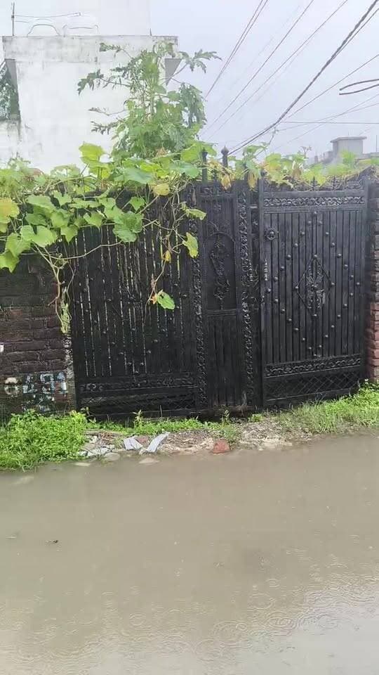 **सहसपुर विधानसभा के संजय चौबे एन्क्लेव में भारी बारिश ने विकास के दावों की खोली पोल, संजय चौबे एन्क्लेव की सड़क पानी और कीचड़ से बेहाल।
हजारों बच्चों और स्थानीय लोगों की आवाजाही मुश्किल, अब लोगों को इंतजार है कि इस समस्या का समाधान आखिर कब होगा।**