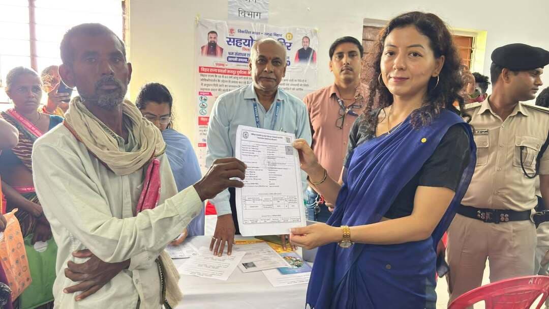 मांडे बिगहा सहयोग शिविर में जिला पदाधिकारी ने विभिन्न स्टॉलों का किया निरीक्षण, लाभुकों को श्रमिक कार्ड, राशन कार्ड, बैंक ऋण एवं जन्म प्रमाण-पत्र का वितरण
जहानाबाद, जिला पदाधिकारी, जहानाबाद छिरिङ वाई भूटिया ने ग्राम पंचायत मांडे बिगहा में आयोजित सहयोग शिविर में भाग लिया। इस अवसर पर पुलिस अधीक्षक, जहानाबाद कोटा किरण कुमार भी उपस्थित रहे।
जिला पदाधिकारी ने शिविर में विभिन्न विभागों द्वारा लगाए गए स्टॉलों का निरीक्षण किया तथा संबंधित पदाधिकारियों एवं कर्मियों से विभागवार उपलब्ध कराई जा रही सेवाओं, योजनाओं और प्राप्त आवेदनों की जानकारी ली। उन्होंने शिविर में उपस्थित आमजन एवं लाभुकों से संवाद कर उनकी समस्याओं एवं शिकायतों को सुना।
जिला पदाधिकारी ने निर्देश दिया कि शिविर में प्राप्त सभी आवेदनों को सहयोग पोर्टल पर अनिवार्य रूप से अपलोड किया जाए तथा संबंधित विभागों द्वारा 30 दिनों के भीतर आवेदनों का समयबद्ध, गुणवत्तापूर्ण एवं संतोषजनक निष्पादन सुनिश्चित किया जाए।
इस अवसर पर बिहार भवन एवं अन्य सन्निर्माण कर्मकार कल्याण बोर्ड से संबंधित लाभुक रुनता देवी, किरण देवी, सुचित पासवान, मेनका सिन्हा एवं उषा देवी को श्रमिक कार्ड प्रदान किया गया। पात्र लाभुक रौशनी कुमारी, अंजू देवी एवं ललित देवी को राशन कार्ड दिया गया।
इसके अतिरिक्त जीविका के अंतर्गत होलिका स्वयं सहायता समूह, दिवाली स्वयं सहायता समूह एवं उड़हुल स्वयं सहायता समूह के सदस्यों को बैंक ऋण का लाभ प्रदान किया गया। लाभुक दीदियों रिंकू कुमारी, प्रियंका कुमारी, मिथलेश देवी, मेनका सिन्हा एवं प्रियंका कुमारी को प्रथम किस्त की राशि प्रदान की गई। संबंधित समूहों को कुल 5 करोड़ 10 हजार रुपये की राशि का वितरण किया गया।
शिविर के दौरान ग्राम बजितपुर, खारौना निवासी सुलेश कुमार एवं सरोजा देवी की पुत्री खुशी कुमारी को जन्म प्रमाण-पत्र प्रदान किया गया।
जिला पदाधिकारी ने सभी संबंधित विभागों को आपसी समन्वय के साथ सहयोग शिविर में प्राप्त मामलों की नियमित मॉनिटरिंग करने तथा लंबित आवेदनों का 30 दिनों के अंदर गुणवत्तापूर्वक निष्पादन करने का निर्देश दिया।
उन्होंने आमजन से अपील की कि वे सहयोग शिविर में पहुंचकर अपनी समस्याओं एवं विभिन्न सरकारी योजनाओं से संबंधित आवेदन प्रस्तुत करें और उपलब्ध विभागीय सेवाओं का लाभ उठाएं। सहयोग शिविर का उद्देश्य आमजन को एक ही स्थान पर विभिन्न विभागों की सेवाएं उपलब्ध कराते हुए उनकी समस्याओं का गुणवत्तापूर्ण एवं त्वरित समाधान सुनिश्चित करना है।