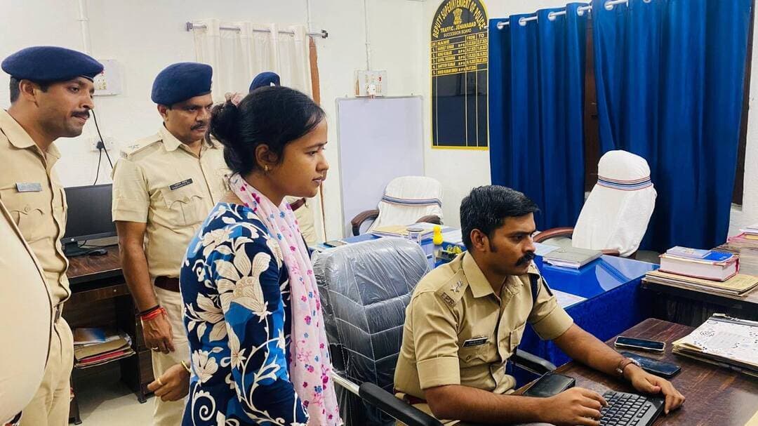 ‘ऑपरेशन तलाश’ की एसपी ने की समीक्षा, अधिकारियों को दिए आवश्यक निर्देश
जहानाबाद। पुलिस अधीक्षक किरण कुमार ने मंगलवार को पुलिस केंद्र, जहानाबाद स्थित पुलिस उपाधीक्षक (यातायात) के कार्यालय में ‘ऑपरेशन तलाश’ के तहत एएचटीयू (AHTU) टीम के साथ समीक्षा बैठक की। बैठक में पुलिस उपाधीक्षक (यातायात) समेत कई पुलिस पदाधिकारी उपस्थित रहे।
बैठक के दौरान एसपी ने ‘ऑपरेशन तलाश’ के तहत अब तक हुई कार्रवाई और प्रगति की समीक्षा की। साथ ही लंबित कार्यों की जानकारी लेते हुए आगामी कार्रवाई की रणनीति पर चर्चा की गई। उन्होंने संबंधित पदाधिकारियों को आवश्यक दिशा-निर्देश देते हुए अभियान को प्रभावी तरीके से आगे बढ़ाने तथा लंबित मामलों के त्वरित निष्पादन पर जोर दिया।