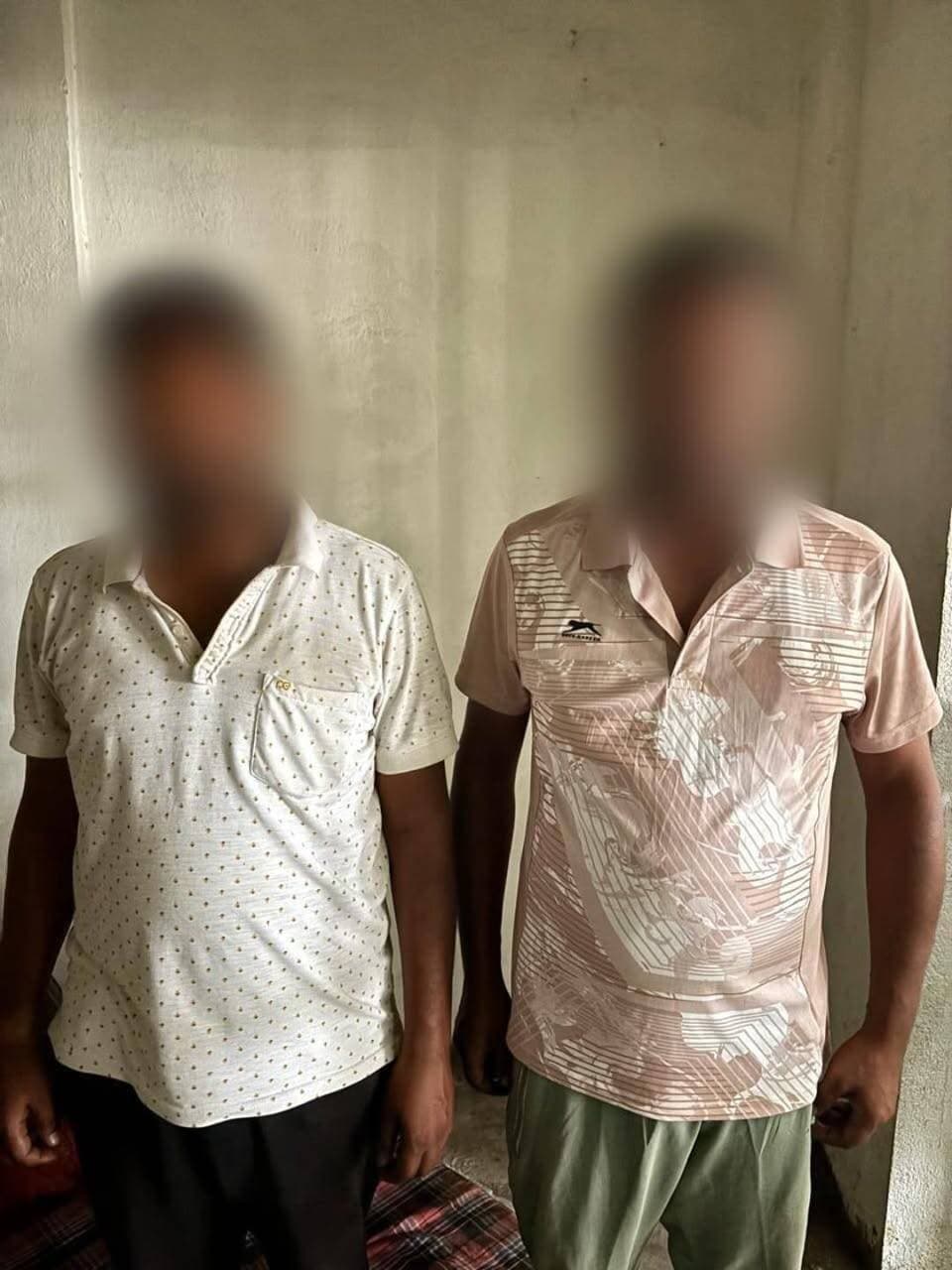 एटीएम कार्ड बदलकर ठगी करने वाले गिरोह के दो सदस्य गिरफ्तार, चार एटीएम कार्ड व दो मोबाइल बरामद
जहानाबाद: मखदुमपुर थाना क्षेत्र में एटीएम कार्ड बदलकर अवैध रूप से रुपये की निकासी करने के मामले में पुलिस ने दो आरोपितों को गिरफ्तार किया है। गिरफ्तार आरोपितों की पहचान गया जिले के खिजरसराय थाना क्षेत्र के महाराज बिगहा निवासी राजेश कुमार (28) और उतरामा निवासी अविनाश कुमार (39) के रूप में हुई है। पुलिस ने इनके पास से चार एटीएम कार्ड, दो मोबाइल फोन और एक बलेनो कार बरामद की है।
पुलिस के अनुसार, 31 अगस्त को मखदुमपुर थाना पुलिस को सूचना मिली थी कि तीन व्यक्ति बलेनो कार से मखदुमपुर निचली रोड स्थित पंजाब नेशनल बैंक के एटीएम में कार्ड बदलकर अवैध रूप से रुपये निकाल रहे हैं। सूचना के सत्यापन के बाद पुलिस टीम एटीएम के पास पहुंची। पुलिस वाहन को देखते ही तीन में से दो आरोपित कार से भागने का प्रयास करने लगे। हालांकि, सशस्त्र बल के सहयोग से दोनों को पकड़ लिया गया, जबकि एक आरोपित मौके से फरार हो गया।
गिरफ्तार आरोपितों की तलाशी के दौरान चार एटीएम कार्ड और दो मोबाइल फोन बरामद किए गए। पूछताछ में दोनों ने पुलिस को बताया कि वे अपने एक अन्य सहयोगी के साथ विभिन्न एटीएम में जाकर लोगों का कार्ड बदल देते थे और उसके बाद अवैध रूप से रुपये की निकासी करते थे।
इस मामले में मखदुमपुर थाना कांड संख्या 729/26, दिनांक 31 अगस्त 2026 के तहत संबंधित धाराओं में प्राथमिकी दर्ज की गई है। गिरफ्तार दोनों आरोपितों को न्यायिक अभिरक्षा में भेज दिया गया है। पुलिस आरोपितों के आपराधिक इतिहास का पता लगाने में जुटी है। वहीं, फरार तीसरे आरोपित की गिरफ्तारी के लिए लगातार छापेमारी की जा रही है।
बरामदगी:
चार एटीएम कार्ड
दो मोबाइल फोन
एक बलेनो कार
जहानाबाद पुलिस आपकी सुरक्षा एवं सेवा में सदैव तत्पर।