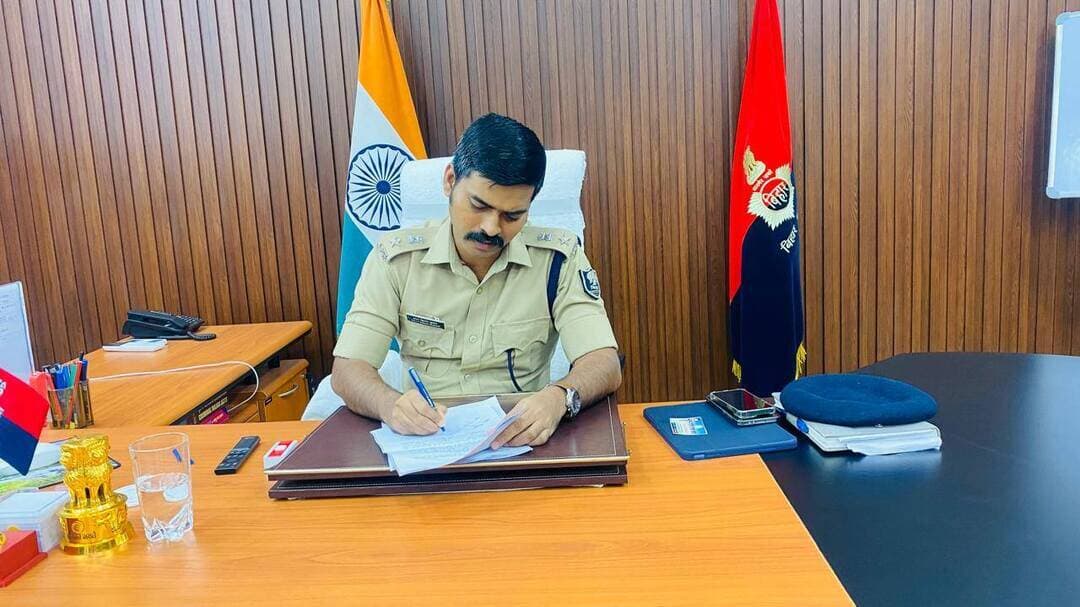 जनता दरबार में एसपी ने सुनी आमजनों की शिकायतें
जहानाबाद: पुलिस अधीक्षक, जहानाबाद किरण कुमार की अध्यक्षता में आयोजित जनता दरबार में आमजनों की शिकायतें सुनी गईं। जिले के विभिन्न क्षेत्रों से लोग अपनी समस्याओं को लेकर जनता दरबार में पहुंचे।
पुलिस अधीक्षक ने सभी फरियादियों की समस्याओं को बारी-बारी से ध्यानपूर्वक सुना। उन्होंने संबंधित मामलों की जानकारी लेते हुए समस्याओं के त्वरित एवं निष्पक्ष समाधान के लिए संबंधित पदाधिकारियों को आवश्यक निर्देश दिए।
उन्होंने अधिकारियों को निर्देश दिया कि आमजनों की शिकायतों का गंभीरता से संज्ञान लेते हुए निर्धारित समय सीमा के भीतर नियमानुसार कार्रवाई सुनिश्चित करें।