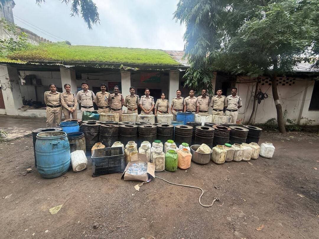 देवास में आबकारी विभाग की बड़ी कार्रवाई, 2700 किलो महुआ लाहन और 140 से अधिक पाव शराब जब्त
देवास। अवैध मदिरा के निर्माण, संग्रहण और बिक्री के खिलाफ आबकारी विभाग देवास ने मंगलवार को बड़ी कार्रवाई को अंजाम दिया। कलेक्टर ऋतुराज सिंह के निर्देशन में विभाग की संयुक्त टीम ने देवास शहर सहित ग्रामीण क्षेत्रों में कई स्थानों पर दबिश देकर बड़ी मात्रा में अवैध शराब और महुआ लाहन बरामद किया।
आबकारी विभाग की टीम ने ग्राम बरोठा के सासी मोहल्ला, ग्राम भीलाखेड़ा तथा देवास शहर के भोलेनाथ मंदिर के पास बालगढ़ रोड, बिहारीगंज, बस स्टैंड और कंजर मोहल्ला सहित विभिन्न स्थानों पर कार्रवाई की।
इस दौरान टीम ने करीब 2700 किलोग्राम महुआ लाहन, 55 लीटर हाथ भट्टी मदिरा, 10 पाव विदेशी मदिरा और 85 पाव देशी प्लेन मदिरा जब्त की। जब्त सामग्री की अनुमानित बाजार कीमत 2 लाख 89 हजार 10 रुपये बताई गई है।
मामले में मध्यप्रदेश आबकारी अधिनियम, 1915 की धारा 34(1)(क) के तहत कुल 10 प्रकरण दर्ज कर विवेचना में लिए गए हैं।
आबकारी विभाग ने स्पष्ट किया है कि अवैध मदिरा के निर्माण, संग्रहण और बिक्री के खिलाफ इस तरह की कार्रवाई आगे भी लगातार जारी रहेगी।