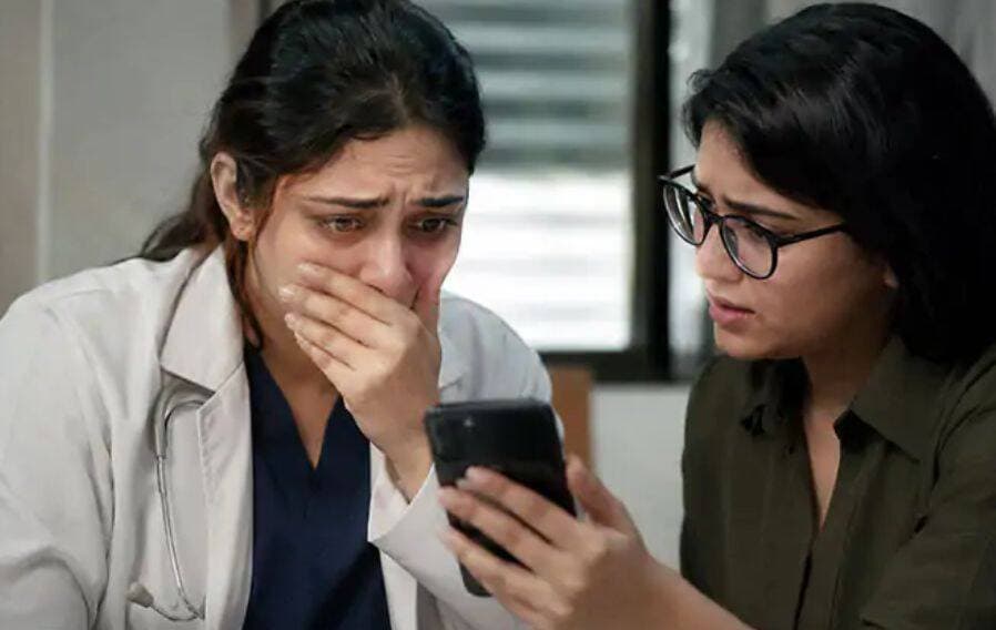 मुजफ्फरपुर में महिला डॉक्टर की शिकायत: साथी डॉक्टर पर AI से अश्लील तस्वीरें बनाकर वायरल करने का आरोप
पूरी खबर कमेंट बॉक्स में पढ़ें