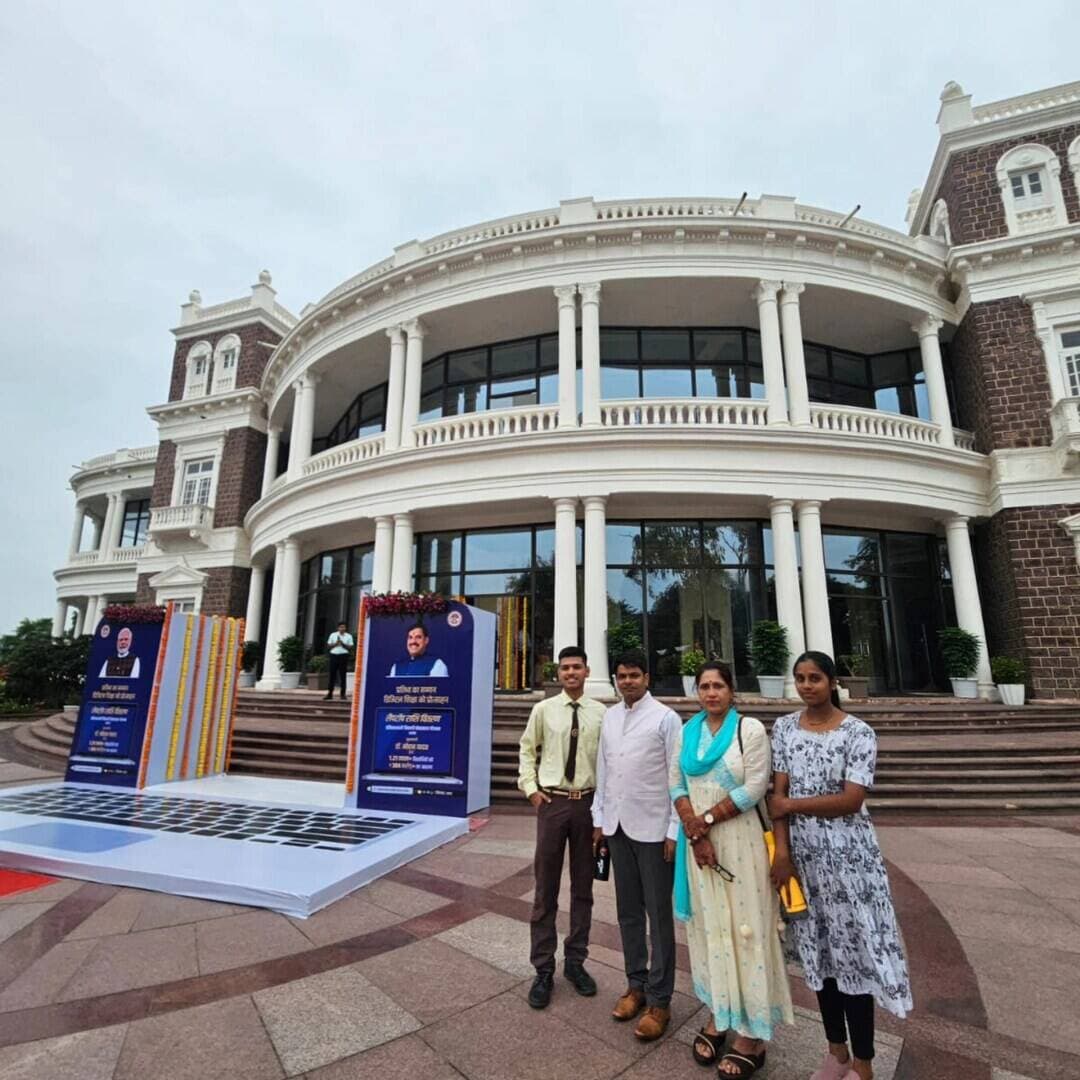 ➡️ प्रतिभाशाली विद्यार्थी प्रोत्साहन योजना के अंतर्गत सागर जिले के शासकीय उत्कृष्ट उच्चतर माध्यमिक विद्यालय के जय राजोरिया एवं शासकीय उच्चतर माध्यमिक विद्यालय, बिलहरा की सुरभि पटेल ने भोपाल के कुशाभाऊ ठाकरे अंतरराष्ट्रीय सभागार में आयोजित कार्यक्रम में सहभागिता की।
➡️ मुख्यमंत्री डॉ. मोहन यादव ने प्रतिभाशाली विद्यार्थियों को सम्मानित करते हुए लैपटॉप क्रय हेतु राशि वितरित की।
#JansamparkMP #Laptop4Students_MP #sagar