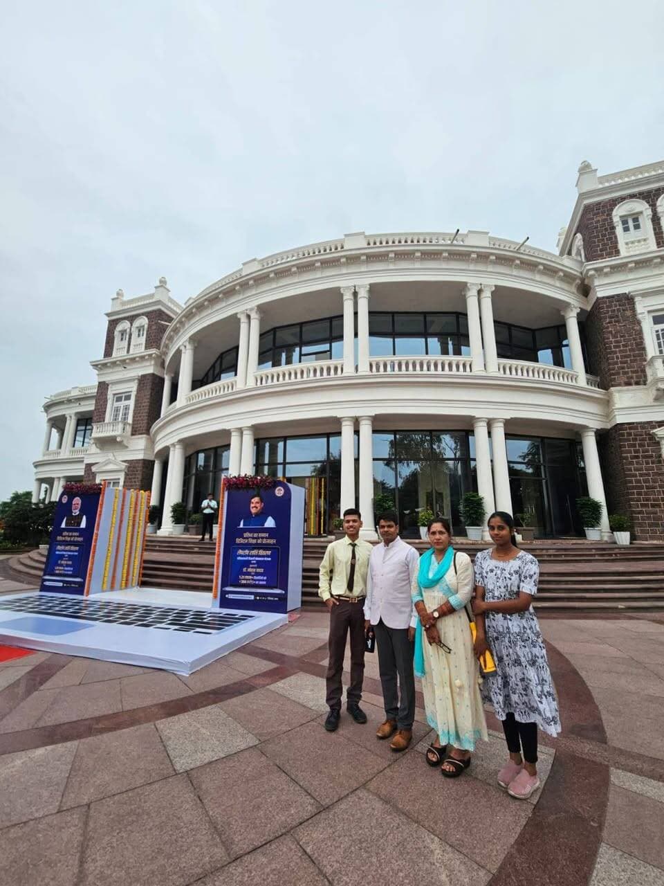 ➡️ प्रतिभाशाली विद्यार्थी प्रोत्साहन योजना के अंतर्गत सागर जिले के शासकीय उत्कृष्ट उच्चतर माध्यमिक विद्यालय के जय राजोरिया एवं शासकीय उच्चतर माध्यमिक विद्यालय, बिलहरा की सुरभि पटेल ने भोपाल के कुशाभाऊ ठाकरे अंतरराष्ट्रीय सभागार में आयोजित कार्यक्रम में सहभागिता की।
➡️ मुख्यमंत्री डॉ. मोहन यादव ने प्रतिभाशाली विद्यार्थियों को सम्मानित करते हुए लैपटॉप क्रय हेतु राशि वितरित की।
CM Madhya Pradesh Dr Mohan Yadav Jansampark Madhya Pradesh #JansamparkMP #Laptop4Students_MP #sagar