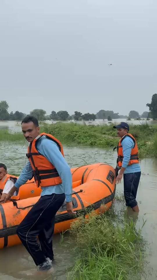 बाढ़ ने छीनी छत और रोज़गार का सहारा, 10 बकरियां भी बह गईं; परिवारों ने मुआवजे की लगाई गुहार
सतना। ग्राम पंचायत इटौर, तहसील कोटर में 29 अगस्त 2026 की बाढ़ ने बुद्ध सेन यादव, रमेश यादव, अरुणेश यादव और अरुण यादव के परिवारों को भारी नुकसान पहुंचाया। बाढ़ में घर गिरने के साथ 10 बकरियां भी तेज बहाव में बह गईं, जिससे परिवारों को बड़ा आर्थिक नुकसान हुआ और पशुपालन से होने वाली आय का महत्वपूर्ण सहारा भी छिन गया।
घर गिरने के बाद परिवारों के पास रात गुजारने के लिए सुरक्षित जगह नहीं है। अनाज, कपड़े और जरूरी घरेलू सामान मलबे में दबकर नष्ट हो गया है। पीड़ित परिवारों का कहना है कि इतने बड़े नुकसान के बावजूद अब तक कोई राहत या आर्थिक सहायता नहीं मिली है।
पीड़ित परिवारों ने प्रशासन से मांग की है कि घर, घरेलू सामान और 10 बकरियों समेत हुए पूरे नुकसान का तत्काल सर्वे एवं पंचनामा कराया जाए और वास्तविक नुकसान के आधार पर उचित मुआवजा दिया जाए। साथ ही प्रभावित परिवारों को तत्काल राहत राशि और सुरक्षित रहने की व्यवस्था उपलब्ध कराई जाए।