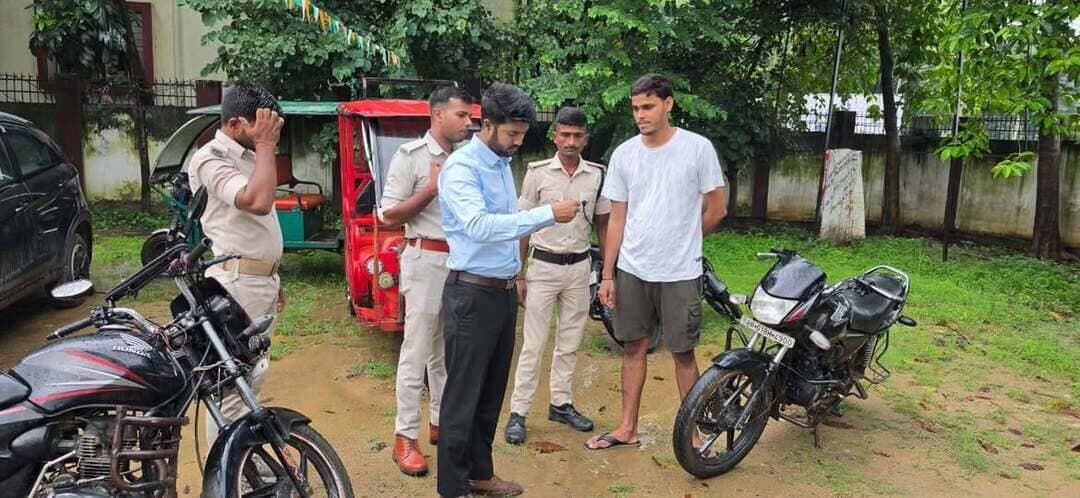 नाबालिग टोटो चालकों एवं यातायात नियमों के उल्लंघन पर परिवहन विभाग की कार्रवाई
लखीसराय। आमजनों से प्राप्त शिकायतों के आलोक में नाबालिग चालकों द्वारा टोटो का परिचालन किए जाने एवं यातायात नियमों के उल्लंघन के विरुद्ध परिवहन विभाग द्वारा विशेष जांच अभियान चलाया गया। अभियान के दौरान टोटो वाहनों के आवश्यक कागजात, चालक का ड्राइविंग लाइसेंस, वाहन का निबंधन प्रमाण-पत्र सहित अन्य दस्तावेजों की जांच की गई।इसके साथ ही मोटरसाइकिल चालकों के हेलमेट उपयोग की भी जांच की गई। यातायात नियमों का उल्लंघन करने वाले वाहन चालकों के विरुद्ध नियमानुसार कार्रवाई की गई। गलत तरीके से वाहन पार्क कर जाम की स्थिति उत्पन्न करने वाले वाहन चालकों पर भी कार्रवाई की गई।
परिवहन विभाग के अनुसार नाबालिग अथवा अप्रशिक्षित चालकों द्वारा टोटो चलाए जाने से सड़क दुर्घटनाओं की आशंका बढ़ जाती है। विभाग द्वारा पूर्व में भी टोटो मालिकों एवं चालकों को नाबालिगों से वाहन का परिचालन नहीं कराने की चेतावनी दी गई है।विशेष जांच अभियान के दौरान कुल 22 वाहनों की जांच एवं कार्रवाई की गई, जिनसे यातायात नियमों के उल्लंघन के लिए कुल 82,500 रुपये का जुर्माना किया गया।
परिवहन विभाग ने टोटो चालकों एवं वाहन मालिकों से अपने वाहनों के सभी आवश्यक कागजात अद्यतन रखने और वैध ड्राइविंग लाइसेंसधारी चालक से ही वाहन का परिचालन कराने की अपील की है। साथ ही ऑटो, टोटो एवं ट्रैक्टर चालकों से ओवरस्पीडिंग और गलत तरीके से वाहन पार्क करने से बचने तथा सड़क सुरक्षा एवं सुगम यातायात व्यवस्था बनाए रखने में सहयोग करने की अपील की गई है।