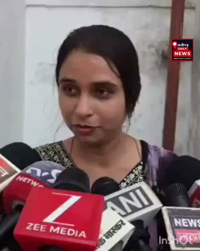 #अलीगढ़ दीवानी में मेडिएशन सेंटर के पीड़िता व पिता से मारपीट का आरोप; ससुराल पक्ष के एक दर्जन से ज्यादा लोगों पर कपड़े फाड़ने का आरोप, दीवानी परिसर स्थित मेडिएशन सेंटर के बाहर पीड़िता और उसके पिता के साथ मारपीट का मामला सामने आया है। पीड़िता के मुताबिक, ससुराल पक्ष के एक दर्जन से अधिक लोग वहां पहुंचे और दोनों के साथ मारपीट करने लगे। आरोप है कि इस दौरान पीड़िता के कपड़े भी फाड़ दिए गए। बताया गया कि पीड़िता और उसके ससुराल पक्ष के बीच विवाद करीब एक साल से मेडिएशन सेंटर में चल रहा है। घटना के बाद मौके पर हंगामे की स्थिति बन गई। पीड़िता ने मामले में कार्रवाई की मांग की है। पुलिस शिकायत के आधार पर आरोपों की जांच में जुटी है।
#Aligarh #AligarhNews #BreakingNews #CrimeNews #UttarPradesh