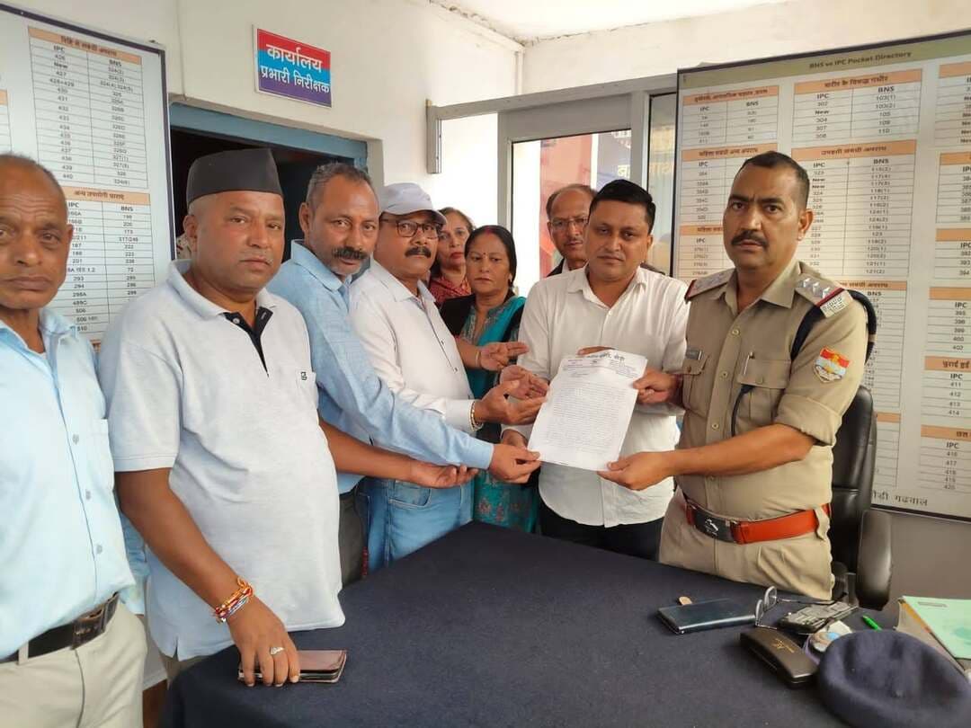 खड़गे की सभा के बाद ‘शुद्धिकरण’ का मामला गरमाया, पौड़ी में कांग्रेस ने उठाई गिरफ्तारी की मांग
पौड़ी। हल्द्वानी के रामलीला मैदान में कांग्रेस के राष्ट्रीय अध्यक्ष और राज्यसभा में नेता प्रतिपक्ष मल्लिकार्जुन खड़गे की जनसभा के बाद कथित ‘शुद्धिकरण’ का मामला तूल पकड़ता जा रहा है। जिला कांग्रेस कमेटी पौड़ी ने इस मामले में पुलिस को शिकायत देकर आरोपियों के खिलाफ मुकदमा दर्ज कर तत्काल गिरफ्तारी की मांग की है।
जिला कांग्रेस कमेटी के अध्यक्ष विनोद सिंह नेगी की ओर से पुलिस को दी गई शिकायत में आरोप लगाया गया है कि 8 अगस्त 2026 को हल्द्वानी के रामलीला मैदान में कांग्रेस की जनसभा आयोजित हुई थी, जिसमें मल्लिकार्जुन खड़गे शामिल हुए थे। कांग्रेस का आरोप है कि इसके दो दिन बाद, 10 अगस्त को गिरीश चंद्र पांडेय, राम धर्मार्थ सेवा न्यास के अध्यक्ष और करीब 15 अन्य अज्ञात लोगों ने यज्ञ कराया और गंगाजल का छिड़काव कर मैदान का ‘शुद्धिकरण’ किया।
कांग्रेस ने इस कथित कार्रवाई को अनुसूचित जाति के व्यक्ति और संविधान में निहित समानता के अधिकार का अपमान बताया है। पार्टी का कहना है कि इस तरह की गतिविधियों से समाज में भेदभाव की भावना को बढ़ावा देने का संदेश जाता है।
शिकायत में कांग्रेस ने भाजपा नेताओं की ओर से दिए गए कथित बयानों का भी उल्लेख करते हुए मामले में भाजपा के रुख पर सवाल उठाए हैं। पार्टी का कहना है कि यदि इस घटना को उचित ठहराया जाता है तो यह सामाजिक समानता और संविधान की मूल भावना के लिए गंभीर चिंता का विषय है।
पुलिस की कार्रवाई पर भी सवाल
कांग्रेस ने हल्द्वानी थाना प्रभारी और वरिष्ठ पुलिस अधीक्षक नैनीताल की भूमिका पर भी सवाल उठाए हैं। पार्टी का आरोप है कि एससी/एसटी एक्ट के तहत कार्रवाई की मांग वाली शिकायत के बावजूद तत्काल मुकदमा दर्ज नहीं किया गया।
जिला कांग्रेस कमेटी ने पुलिस से पूरे मामले में तत्काल एफआईआर दर्ज करने, आरोपियों की गिरफ्तारी करने और निष्पक्ष जांच के बाद कड़ी कानूनी कार्रवाई की मांग की है।
शिकायत के दौरान तामेश्वर आर्य, अनिल कुमार, अनूप सिंह, राकेश मंद्रवाल, भरत रावत, कमला नेगी, मंजू देवी, शशि आवेद, देवेंद्र सिंह, यशोदा नेगी, जगमोहन रौथाण, यदुवीर सिंह, बबलू सहित अन्य कार्यकर्ता मौजूद रहे।
