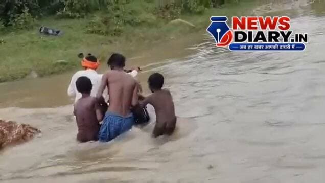कोडरमा जिले के डगरनवां में विकास के दावों की जमीनी हकीकत सामने आई है। बरसात में लोहाबर नदी ग्रामीणों के लिए मुसीबत बन गया है। कमर तक पानी के बीच लोगों को जान जोखिम में डालकर आवागमन करना पड़ रहा है। बाइक पार कराने के लिए कई लोग मिलकर जोर लगाते नजर आते हैं। ग्रामीणों का सवाल है—आखिर उनकी इस समस्या का स्थायी समाधान कब होगा?