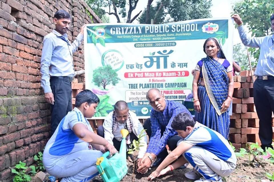 एक पेड़ माँ के नाम अभियान से ग्रामीण क्षेत्र में फैला हरियाली का संदेश
गुमो, सतपुलिया स्थित ग्रिज़ली पब्लिक स्कूल द्वारा पर्यावरण संरक्षण एवं मातृ सम्मान की भावना को बढ़ावा देने के उद्देश्य से 10 अगस्त से 31 अगस्त तक ‘एक पेड़ माँ के नाम’ अभियान चलाया गया। अभियान के अंतर्गत विद्यार्थियों ने इको क्लब सदस्यों एवं शिक्षकों के मार्गदर्शन में इन्दरवाटंड गाँव में पौधरोपण एवं पौधा वितरण कर पर्यावरण संरक्षण का संदेश दिया।
अभियान के दौरान गाँव के बीच फलदार पौधे—आम, नींबू, अमरूद एवं चीकू के 85 पेड़ वितरित किए गए। विद्यार्थियों ने गाँव के लोगो को पौधों की नियमित देखभाल एवं संरक्षण के लिए प्रेरित किया। इस पहल का उद्देश्य केवल पौधे लगाना नहीं, बल्कि ग्रामीण समुदाय को पर्यावरण संरक्षण से जोड़ना और भविष्य में हरित एवं स्वस्थ वातावरण के निर्माण में योगदान देना रहा।
विद्यालय की प्राचार्या श्रीमती निर्जा ने कहा कि ‘एक पेड़ माँ के नाम’अभियान मातृ सम्मान और पर्यावरण संरक्षण को जोड़ने वाली प्रेरणादायी पहल है। उन्होंने विद्यार्थियों को तथा अन्य लोगों को भी पर्यावरण संरक्षण के लिए प्रेरित करने का संदेश दिया।
कार्यक्रम के सफल समन्वयन में सीसीए समन्वयक श्रीमती दलजीत कौर एवं इको क्लब सदस्य श्री काशीनाथ की महत्वपूर्ण भूमिका रही। विद्यार्थियों की सक्रिय सहभागिता से अभियान ने ग्रामीण समुदाय में हरियाली, प्रकृति प्रेम एवं सामाजिक जिम्मेदारी का सकारात्मक संदेश पहुँचाया।