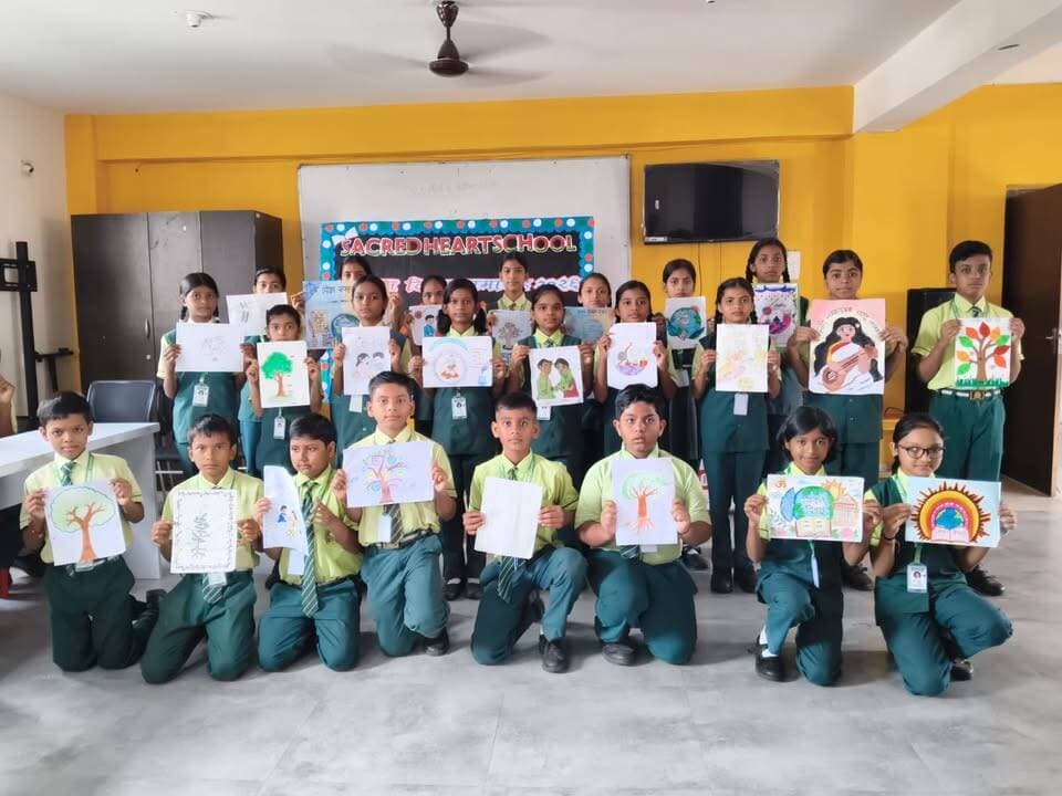 संस्कृत दिवस पर गूंजे श्लोक, चित्रों में दिखी भारतीय संस्कृति की झलक
सेक्रेड हार्ट स्कूल में रचना सागर के सहयोग से हुआ आयोजन, विद्यार्थियों ने विभिन्न प्रतियोगिताओं में दिखाई प्रतिभा
संस्कृत भाषा की समृद्ध विरासत, भारतीय संस्कृति और ज्ञान परंपरा को विद्यार्थियों से जोड़ने के उद्देश्य से सेक्रेड हार्ट स्कूल, झुमरी तिलैया में रचना सागर के सहयोग से संस्कृत दिवस समारोह का आयोजन किया गया। समारोह में विद्यार्थियों ने श्लोक-पाठ, लेखन, चित्रांकन, ज्ञान-वृक्ष, श्लोक फ्रेम एवं प्रश्नोत्तरी जैसी विभिन्न गतिविधियों में उत्साहपूर्वक भाग लेकर अपनी प्रतिभा का प्रदर्शन किया। प्रतियोगिता को दो वर्गों में विभाजित किया गया था। प्रथम वर्ग में कक्षा पांचवीं एवं छठी तथा द्वितीय वर्ग में कक्षा सातवीं एवं आठवीं के विद्यार्थियों ने हिस्सा लिया। प्रतियोगिताओं के दौरान विद्यार्थियों के बीच स्वस्थ प्रतिस्पर्धा का माहौल देखने को मिला। प्रथम वर्ग के श्लोक पाठ में विशाल कुमार ने प्रथम, कुणाल कुमार ने द्वितीय तथा आभास कुमार ने तृतीय स्थान प्राप्त किया। लेखन प्रतियोगिता में विशाल कुमार यादव, सौम्या कुमारी एवं श्रेया भारती क्रमशः प्रथम, द्वितीय एवं तृतीय रहे। चित्रांकन में कुमारी संजना, आइशा कुमारी एवं अद्रिजा बिस्वास ने स्थान प्राप्त किया, जबकि ज्ञान-वृक्ष में देवांश कुमार, सुशांत कुमार सिंह एवं शिवम कुमार क्रमशः प्रथम, द्वितीय एवं तृतीय रहे। द्वितीय वर्ग के श्लोक पाठ में आद्या शर्मा प्रथम, अनामिका पांडेय द्वितीय एवं सौम्या भदानी तृतीय रहीं। लेखन में सना परवीन, सिफ्फा नाज़ एवं अनार्वी कुमारी ने क्रमशः प्रथम, द्वितीय एवं तृतीय स्थान प्राप्त किया। चित्रांकन में संतोषी कुमारी, पीयूष कुमार एवं अनामिका पांडेय विजेता रहे। श्लोक फ्रेम में सुहानी कुमारी, अंशु कुमारी एवं श्रेयांश कुमार साहा तथा प्रश्नोत्तरी में शिवम कुमार, प्रत्युषा शर्मा एवं संगम कुमारी ने क्रमशः प्रथम, द्वितीय एवं तृतीय स्थान हासिल किया।
विद्यालय के प्राचार्य प्रमोद शर्मा ने विजेता एवं प्रतिभागी विद्यार्थियों को बधाई देते हुए कहा कि संस्कृत केवल एक भाषा नहीं, बल्कि भारत की समृद्ध ज्ञान, संस्कृति और संस्कार परंपरा की पहचान है। उन्होंने कहा कि ऐसी रचनात्मक एवं ज्ञानवर्धक गतिविधियों के माध्यम से विद्यार्थियों में भारतीय संस्कृति के प्रति सम्मान के साथ-साथ आत्मविश्वास, रचनात्मकता और सीखने की भावना विकसित होती है। उन्होंने विद्यार्थियों से संस्कृत सहित भारतीय भाषाओं की समृद्ध परंपरा को जानने और आगे बढ़ाने का आह्वान किया।
कार्यक्रम का आयोजन संस्कृत शिक्षक संजय मिश्रा एवं कुरैश शर्मा के मार्गदर्शन में किया गया। कार्यक्रम को सफल बनाने में उप प्राचार्य प्रवीण कुमार, कोऑर्डिनेटर अमृत झा, सगुफ्ता परवीन, चन्दन पांडेय, आशुतोष गौतम, मनोज पाण्डेय, सुनील पाठक, किशोर कुणाल, शाहिद आलम, कुंतल जेठवा, सोमा पाल सहित अन्य शिक्षकों का महत्वपूर्ण योगदान रहा। समारोह के सफल आयोजन पर विद्यालय परिवार ने सभी प्रतिभागियों एवं विजेता विद्यार्थियों को शुभकामनाएं दीं।