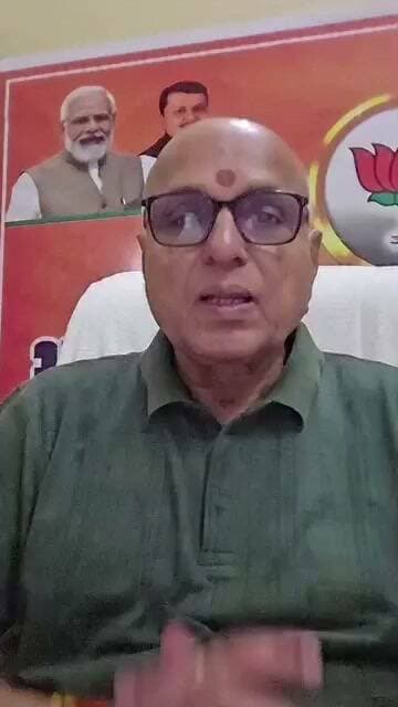 🚨 भारी बारिश के बीच सांसद डॉ. राजेश मिश्रा की अपील
सीधी | विशेष रिपोर्ट
लगातार हो रही भारी बारिश को देखते हुए सीधी सांसद डॉ. राजेश मिश्रा ने क्षेत्रवासियों से सतर्क रहने की अपील की है। उन्होंने कहा कि कई स्थानों पर सड़क, पुल और नाले क्षतिग्रस्त होने की स्थिति में हैं, जिससे दुर्घटनाओं का खतरा बढ़ गया है।
सांसद की प्रमुख अपील
अनावश्यक घर से बाहर न निकलें
जलभराव और तेज बहाव वाले क्षेत्रों से दूर रहें
क्षतिग्रस्त सड़कों व पुलों पर सावधानी बरतें
प्रशासन के निर्देशों का पालन करें
सांसद ने यह भी कहा कि बारिश के कारण ग्रामीण इलाकों में मार्ग बाधित हो रहे हैं, इसलिए लोगों को विशेष सतर्कता रखनी चाहिए और किसी भी आपात स्थिति में तुरंत प्रशासन को सूचना दें।
उन्होंने प्रशासन को भी निर्देश दिए हैं कि प्रभावित क्षेत्रों में राहत व मरम्मत कार्य तेजी से किए जाएं, ताकि आम जनता को परेशानी न हो।