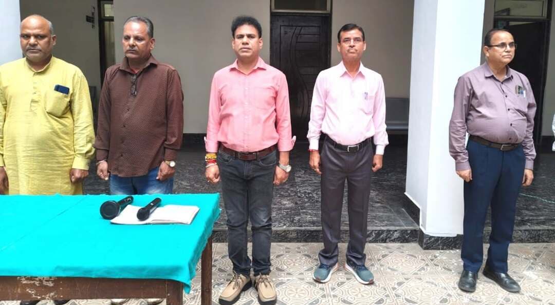 कलेक्ट्रेट परिसर में राष्ट्रभक्ति एवं गरिमामय वातावरण में हुआ ‘वंदे मातरम्’ का सामूहिक गायन
सितम्बर माह के प्रथम शासकीय कार्य दिवस के अवसर पर मंगलवार को कलेक्ट्रेट परिसर, मुरैना में राष्ट्रभक्ति एवं गरिमामय वातावरण के बीच राष्ट्रगीत ‘वंदे मातरम्’ का सामूहिक गायन किया गया।
कलेक्टर श्री लोकेश कुमार जांगिड़ के निर्देशानुसार आयोजित कार्यक्रम में जिले के अधिकारियों एवं कर्मचारियों ने एक स्वर में राष्ट्रगीत ‘वंदे मातरम्’ का गायन कर राष्ट्र के प्रति अपनी निष्ठा, आस्था एवं समर्पण की भावना व्यक्त की। सामूहिक गायन के दौरान उपस्थित अधिकारियों एवं कर्मचारियों ने राष्ट्रीय एकता, अखंडता एवं देशभक्ति के मूल्यों के प्रति अपनी प्रतिबद्धता दोहराई।
इस अवसर पर मुख्य कार्यपालन अधिकारी जिला पंचायत श्री कमलेश कुमार भार्गव, अपर कलेक्टर श्री अश्विनी कुमार रावत, डिप्टी कलेक्टर श्री भरत कुमार सहित विभिन्न विभागों के अधिकारी एवं कर्मचारी उपस्थित रहे।
मध्यप्रदेश शासन के निर्देशानुसार प्रत्येक माह के प्रथम शासकीय कार्य दिवस पर सभी शासकीय कार्यालयों में राष्ट्रगीत ‘वंदे मातरम्’ का सामूहिक गायन किया जाता है। इस आयोजन का उद्देश्य शासकीय सेवकों में राष्ट्रीय चेतना, अनुशासन, कर्तव्यनिष्ठा एवं राष्ट्रसेवा की भावना को सुदृढ़ करना है। राष्ट्रगीत के सामूहिक गायन से अधिकारियों एवं कर्मचारियों में देश के प्रति सम्मान और जिम्मेदारी की भावना को और अधिक प्रबल करने के साथ ही उन्हें अपने शासकीय दायित्वों का निर्वहन निष्ठा, समर्पण एवं उत्तरदायित्व के साथ करने के लिए प्रेरित किया जाता है।
#JansamparkMP #morena2026 #Morena #VandeMataram Jansampark Madhya Pradesh