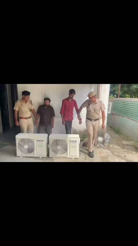 निर्माणाधीन साइट से एसी आउटडोर यूनिट चोरी करने के मामले में 2 आरोपी गिरफ्तार।
कब्जा से चोरी हुई एसी की 2 आउटडोर यूनिट्स बरामद।
गुरुग्राम, गौरव गर्ग,31 अगस्त । 25 अगस्त को एक सिक्योरिटी कंपनी के पदाधिकारी ने पुलिस चौकी थाना खेड़की दौला, गुरुग्राम की पुलिस टीम को शिकायत 23/24 अगस्त की रात को सैक्टर-80, गुरुग्राम स्थित इनकी निर्माणाधीन साइट पर बने केबिन के पीछे से एसी के आउटडोर यूनिट किसी अज्ञात व्यक्ति द्वारा चोरी करने के संबंध में दी। प्राप्त शिकायत पर थाना खेड़की दौला, गुरुग्राम में संबंधित धाराओं के तहत अभियोग अंकित किया गया।
उप-निरीक्षक अमित कुमार, इंचार्ज पुलिस चौकी बार गुर्जर, गुरुग्राम की पुलिस टीम ने कार्यवाही करते हुए उपरोक्त अभियोग में 2 आरोपियों को 31 अगस्त को नौरंगपुर,गुरुग्राम से गिरफ्तार किया। आरोपियों की पहचान संजय (उम्र-19 वर्ष) निवासी गांव किरंज,नूंह (हरियाणा) व आरिफ (उम्र-29 वर्ष) निवासी बरेली, उत्तर-प्रदेश के रूप में हुई है।
पुलिस टीम द्वारा उपरोक्त आरोपियों के कब्जा से चोरी हुई एसी की 2 आउटडोर यूनिट्स बरामद की गई है।
अभियोग में आगामी कार्यवाही के लिए आरोपियों को कल माननीय अदालत में पेश करके पुलिस हिरासत रिमांड पर लिया जाएगा। पुलिस हिरासत रिमांड के दौरान आरोपियों से अन्य साथी आरोपियों व अन्य वारदातों के बारे में गहनता से पूछताछ करते हुए अन्य बरामदगी की जाएगी। अभियोग का अनुसंधान जारी है।