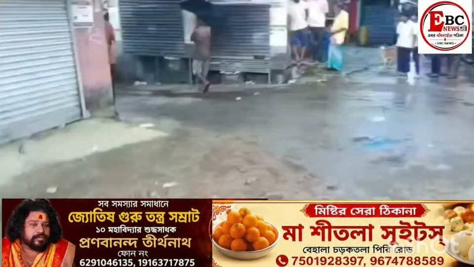 গোসাবার কুমিরমারিতে গ্রাম পঞ্চায়েত প্রধানকে ঘিরে তীব্র উত্তেজনা! দীর্ঘদিন পর অফিসে ফিরতেই বিক্ষোভ, বোতল ছোড়াছুড়ি—পুলিশি নিরাপত্তায় নৌকায় করে উদ্ধার প্রধান ও স্বামী
দক্ষিণ ২৪ পরগনার গোসাবার কুমিরমারি গ্রাম পঞ্চায়েত এলাকায় গ্রাম পঞ্চায়েতের প্রধানকে ঘিরে চরম উত্তেজনা।
স্থানীয় সূত্রে জানা গিয়েছে, গত ৪ তারিখের পর থেকে গ্রাম পঞ্চায়েতের প্রধান শ্রাবণী মণ্ডল নিয়মিত অঞ্চলের অফিসে আসছিলেন না। তাঁকে ঘিরে এলাকায় ক্ষোভ ক্রমশ বাড়ছিল বলে দাবি স্থানীয়দের।
এরই মধ্যে আজ সকাল সকাল হঠাৎ করে কুমিরমারি অঞ্চল অফিসে হাজির হন গ্রাম পঞ্চায়েতের প্রধান শ্রাবণী মণ্ডল এবং তাঁর স্বামী অঙ্কন মণ্ডল। তাঁদের আসার খবর দ্রুত ছড়িয়ে পড়তেই অফিস চত্বরে ভিড় জমাতে শুরু করেন স্থানীয় বাসিন্দারা।
ক্রমশ পরিস্থিতি উত্তপ্ত হয়ে ওঠে। বিক্ষোভকারীদের সঙ্গে তীব্র বাদানুবাদ শুরু হয়। একপর্যায়ে শুরু হয় বোতল ছোড়াছুড়ি। পরিস্থিতি নিয়ন্ত্রণের বাইরে চলে যাওয়ার আশঙ্কা দেখা দেয়।
খবর যায় গোসাবা থানায়। এরপর বিশাল পুলিশ বাহিনী ঘটনাস্থলে পৌঁছে পরিস্থিতি সামাল দেওয়ার চেষ্টা করে। বিক্ষোভকারীদের ঘেরাটোপ থেকে কোনওরকমে শ্রাবণী মণ্ডল এবং তাঁর স্বামী অঙ্কন মণ্ডলকে উদ্ধার করে পুলিশ।
পরে তাঁদের নৌকায় তুলে নিরাপদে এলাকা থেকে সরিয়ে নিয়ে যাওয়া হয়।
এই ঘটনাকে কেন্দ্র করে এখনও কুমিরমারি এলাকায় চাপা উত্তেজনা রয়েছে। পরিস্থিতি নিয়ন্ত্রণে ঘটনাস্থলে রয়েছে পুলিশ বাহিনী।