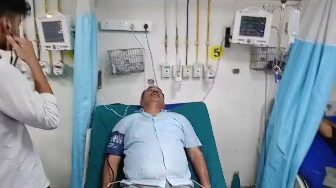 कांग्रेस के राष्ट्रीय अध्यक्ष मल्लिकार्जुन खड़गे के कार्यक्रम के बाद ‘शुद्धिकरण’ किए जाने के विरोध में मंगलवार को कांग्रेस कार्यकर्ताओं ने देहरादून में सचिवालय कूच किया। कार्यकर्ता सचिवालय के मुख्य द्वार तक पहुंचे और जमकर नारेबाजी की। प्रदर्शन में शामिल पूर्व मंत्री डॉ. हरक सिंह रावत की अचानक तबीयत बिगड़ गई, जिसके बाद पुलिस और कार्यकर्ताओं ने उन्हें तत्काल अस्पताल पहुंचाया। फिलहाल उनका उपचार चल रहा है।