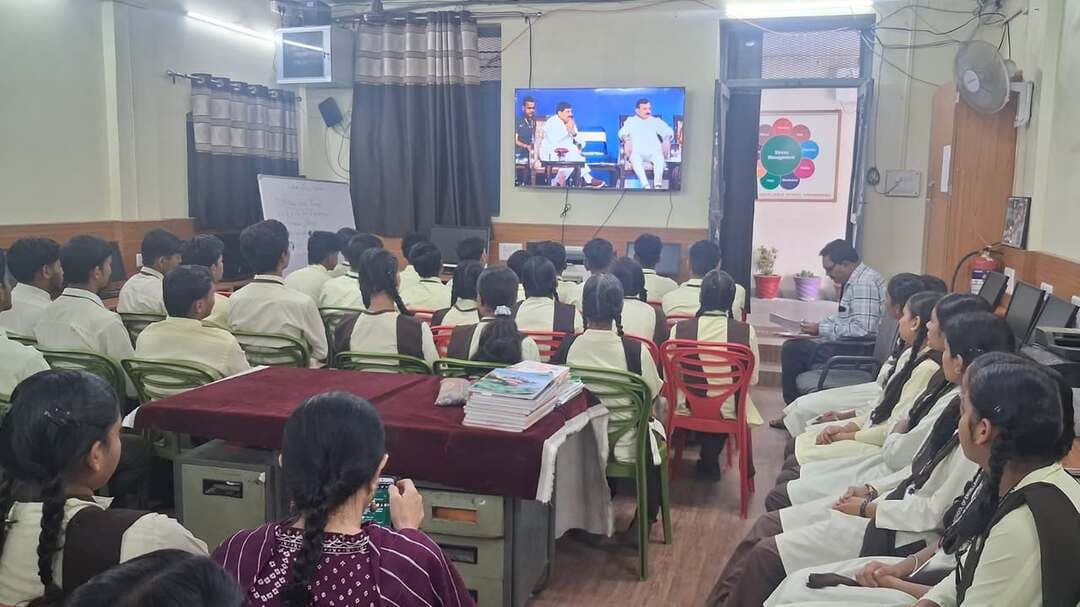 मुख्यमंत्री डॉ.मोहन यादव ने आज भोपाल के कुशाभाऊ ठाकरे सभागार में ‘प्रतिभाशाली विद्यार्थी प्रोत्साहन योजना’ के अंतर्गत प्रदेश के 1 लाख 21 हजार से अधिक विद्यार्थियों के खातों में लैपटॉप क्रय हेतु ₹304 करोड़ से अधिक की प्रोत्साहन राशि सिंगल क्लिक के माध्यम से अंतरित की।
इस अवसर पर मुख्यमंत्री जी ने कुछ विद्यार्थियों को प्रतीकात्मक रूप से लैपटॉप भी वितरित किए, उनसे संवाद किया और उनके उज्ज्वल भविष्य के लिए शुभकामनाएं दीं। इस कार्यक्रम के सीधे प्रसारण को शासकीय उत्कृष्ट विद्यालय छिंदवाड़ा सहित जिले के हायर सेकंडरी स्कूलों में भी विद्यार्थियों एवं शिक्षकों की उपस्थिति में देखा गया।
Dr Mohan Yadav
CM Madhya Pradesh
Department of School Education, Madhya Pradesh
#CMMadhyaPradesh #MadhyaPradesh #Laptop4Students_MP
#procwa #छिन्दवाड़ा
#JansamparkMP
Jansampark Madhya Pradesh