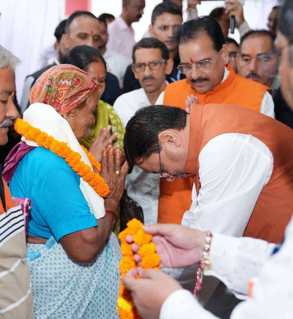 मुख्यमंत्री पुष्कर सिंह धामी ने मंगलवार को खटीमा में उत्तराखण्ड राज्य आंदोलन के दौरान शहीद हुए आंदोलनकारियों की स्मृति में आयोजित श्रद्धांजलि कार्यक्रम में प्रतिभाग किया। मुख्यमंत्री ने खटीमा गोलीकांड के शहीद राज्य आंदोलनकारियों की प्रतिमाओं पर पुष्पचक्र अर्पित कर उन्हें श्रद्धांजलि दी। उन्होंने शहीद राज्य आंदोलनकारियों के परिजनों को अंगवस्त्र भेंट कर सम्मानित भी किया।
#Khatima #KhatimaGolikand #Uttarakhand #UttarakhandStateMovement