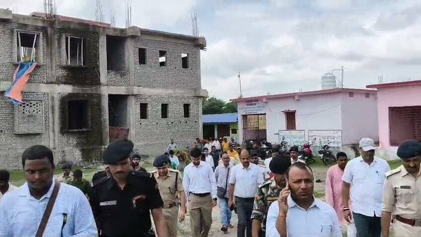 सहरसा जिले के महिषी प्रखंड क्षेत्र के महिसरहो पंचायत के सहयोग शिविर में पहुंचे जिलाधिकारी -एसपी।